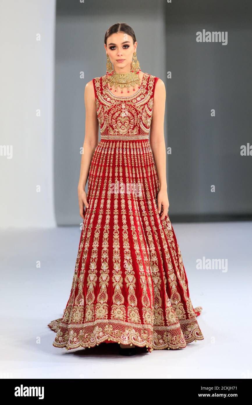 Sposa modello in abito da sposa asiatico abito da sposa, abito rosso di Sache di Asif, sfilata di moda National Asian Wedding Show, Londra Foto Stock