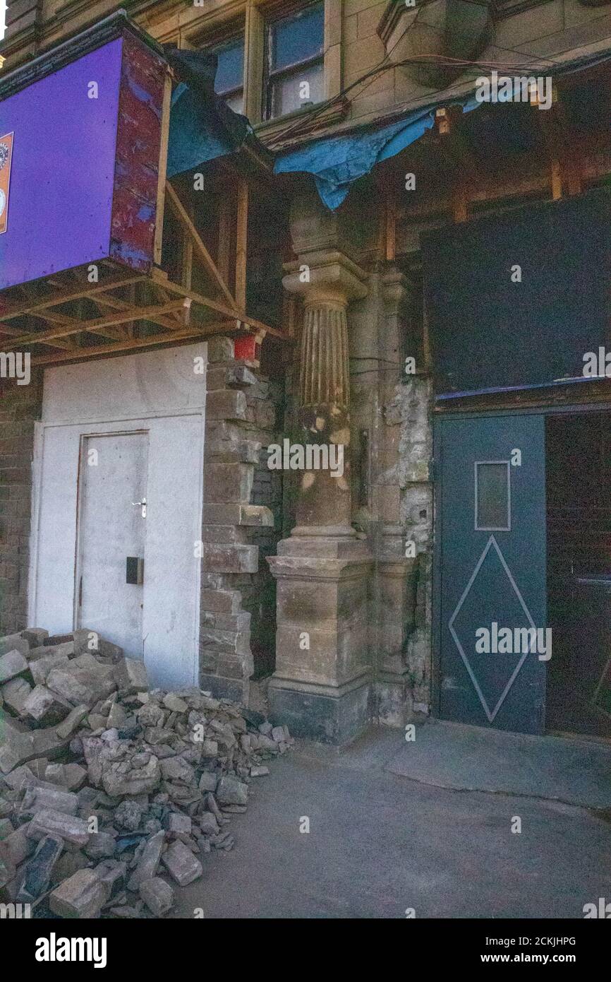 Teatro Alhambra, Morecambe, Lancashire, United Kingdom16 settembre 2020 i lavori all'ingresso del Carlton Night Club di Morecambe hanno rivelato colonne di pietra nascoste da oltre cinquant'anni. Dietro lavori in blocchi di pietra è ora prevista la ricostruzione dell'ingresso al Carlton, che era originalmente l'Alhambra Music Hall che Aperto nel 1901 e svanito un fuoco divorante negli anni '70 riaprendosi come il Carletn Club, era un importante locale North Soul ed era anche il luogo per l'Entertainer con Sir Lawrence Olivia Credit: PN News/Alamy Live News Foto Stock