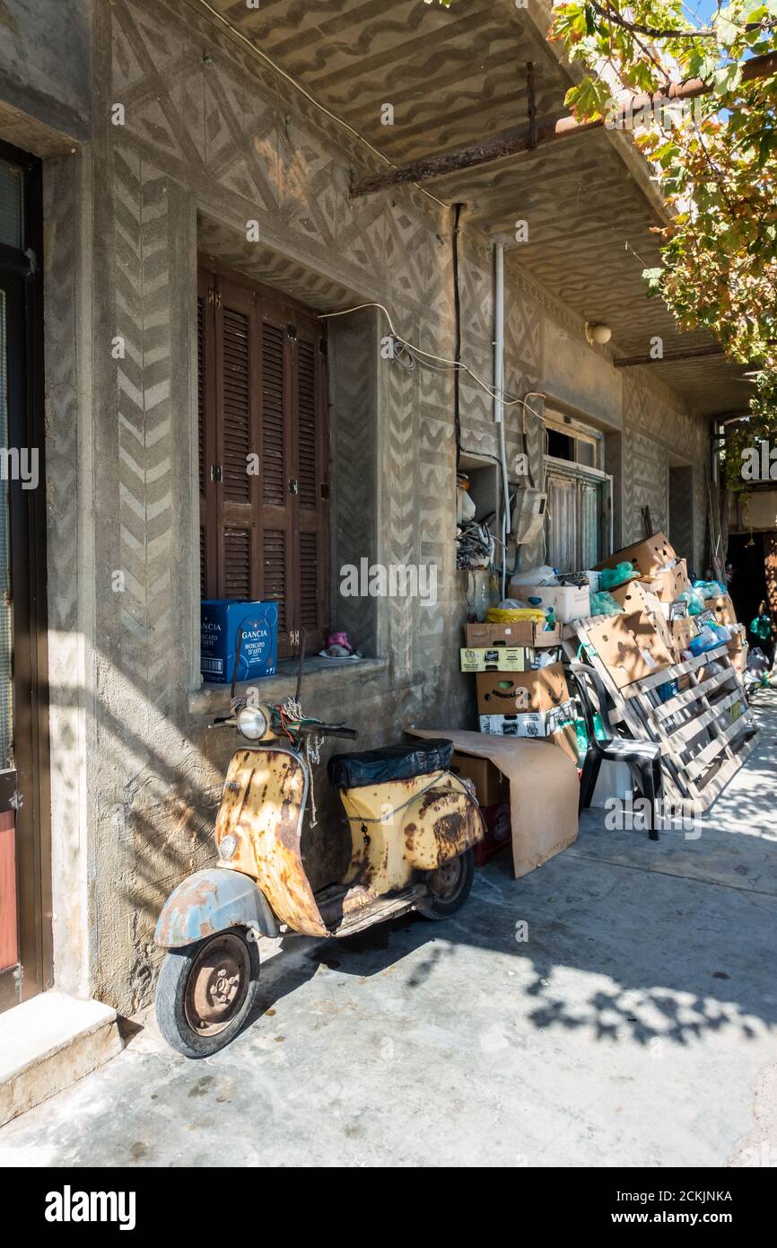 Vecchio scooter arrugginito, Rethymno, Creta Foto Stock