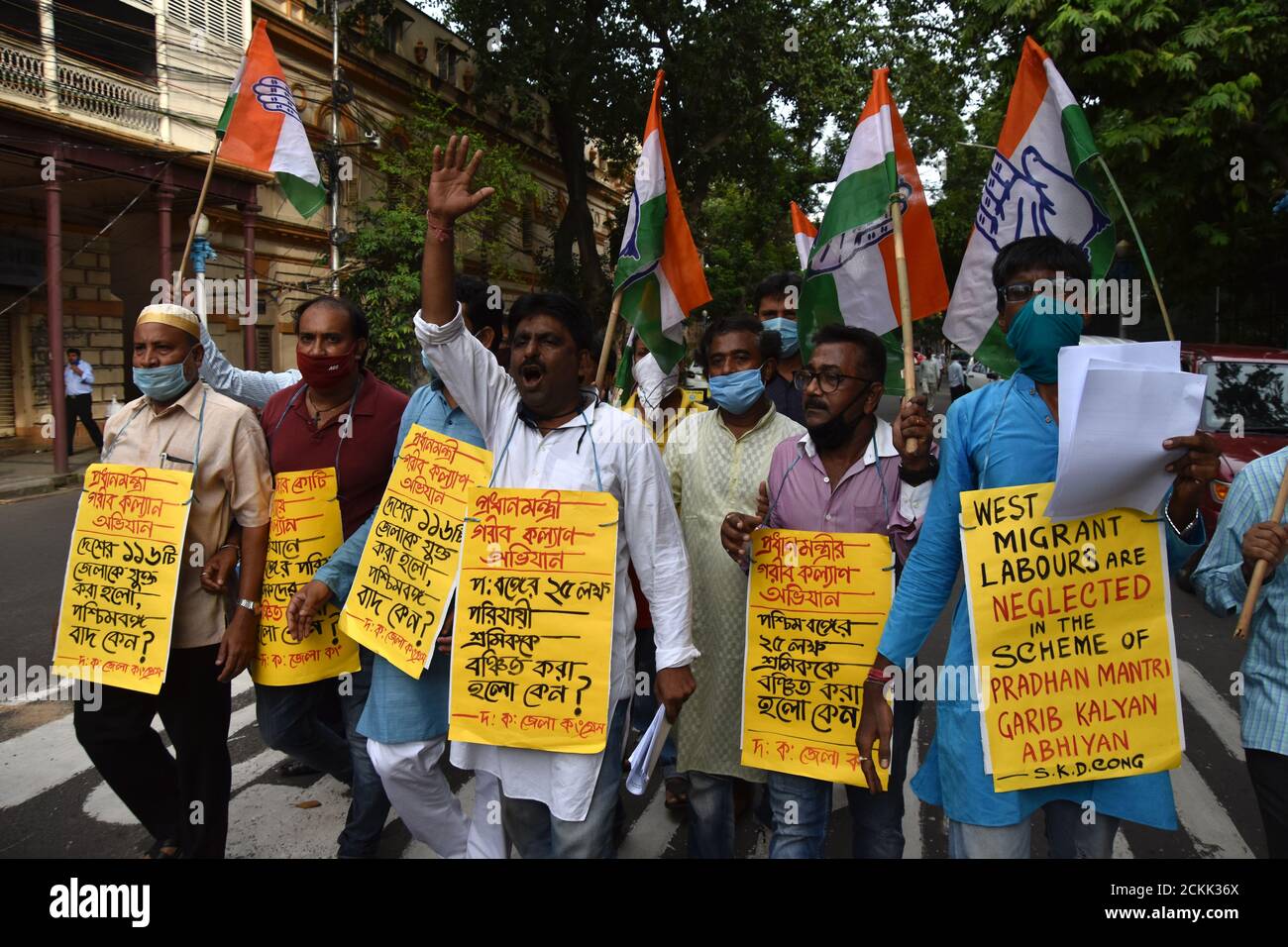 Bengala Occidentale, India. 16 settembre 2020. I lavoratori migranti protestano per essere stati trascurati nello schema Pradhan Mantri Garib Kalyan Yojana (PMGKY). Il Comitato del Congresso Distrettuale di Kolkata del Sud (SKDCC) ha presentato un memorandum al Governatore del Bengala Occidentale per l'interesse dei lavoratori migranti del Bengala Occidentale al Raj Bhavan. L'affermazione di SKDCC è nel Pradhan Mantri Garib Kalyan Yojana (PMGKY) schema, i lavoratori migranti del Bengala Occidentale sono trascurati omettendo i loro nomi dal governo del Bengala Occidentale, dove altri 116 distretti sono inclusi in questo schema. (Foto di Biswarup Gangolly/Pacific Press) Foto Stock