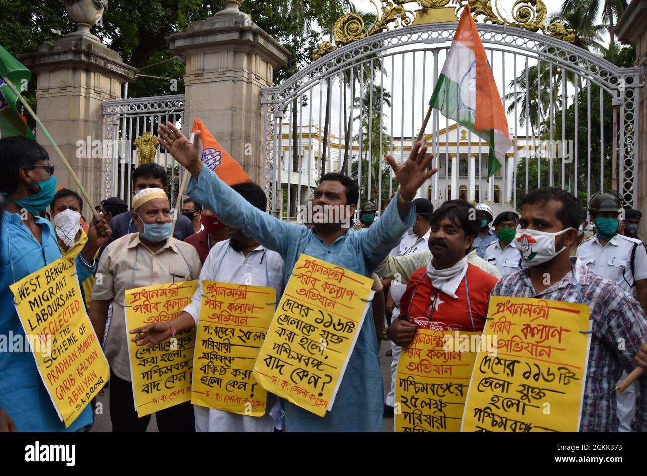 Bengala Occidentale, India. 16 settembre 2020. I lavoratori migranti protestano per essere stati trascurati nello schema Pradhan Mantri Garib Kalyan Yojana (PMGKY). Il Comitato del Congresso Distrettuale di Kolkata del Sud (SKDCC) ha presentato un memorandum al Governatore del Bengala Occidentale per l'interesse dei lavoratori migranti del Bengala Occidentale al Raj Bhavan. L'affermazione di SKDCC è nel Pradhan Mantri Garib Kalyan Yojana (PMGKY) schema, i lavoratori migranti del Bengala Occidentale sono trascurati omettendo i loro nomi dal governo del Bengala Occidentale, dove altri 116 distretti sono inclusi in questo schema. (Foto di Biswarup Gangolly/Pacific Press) Foto Stock