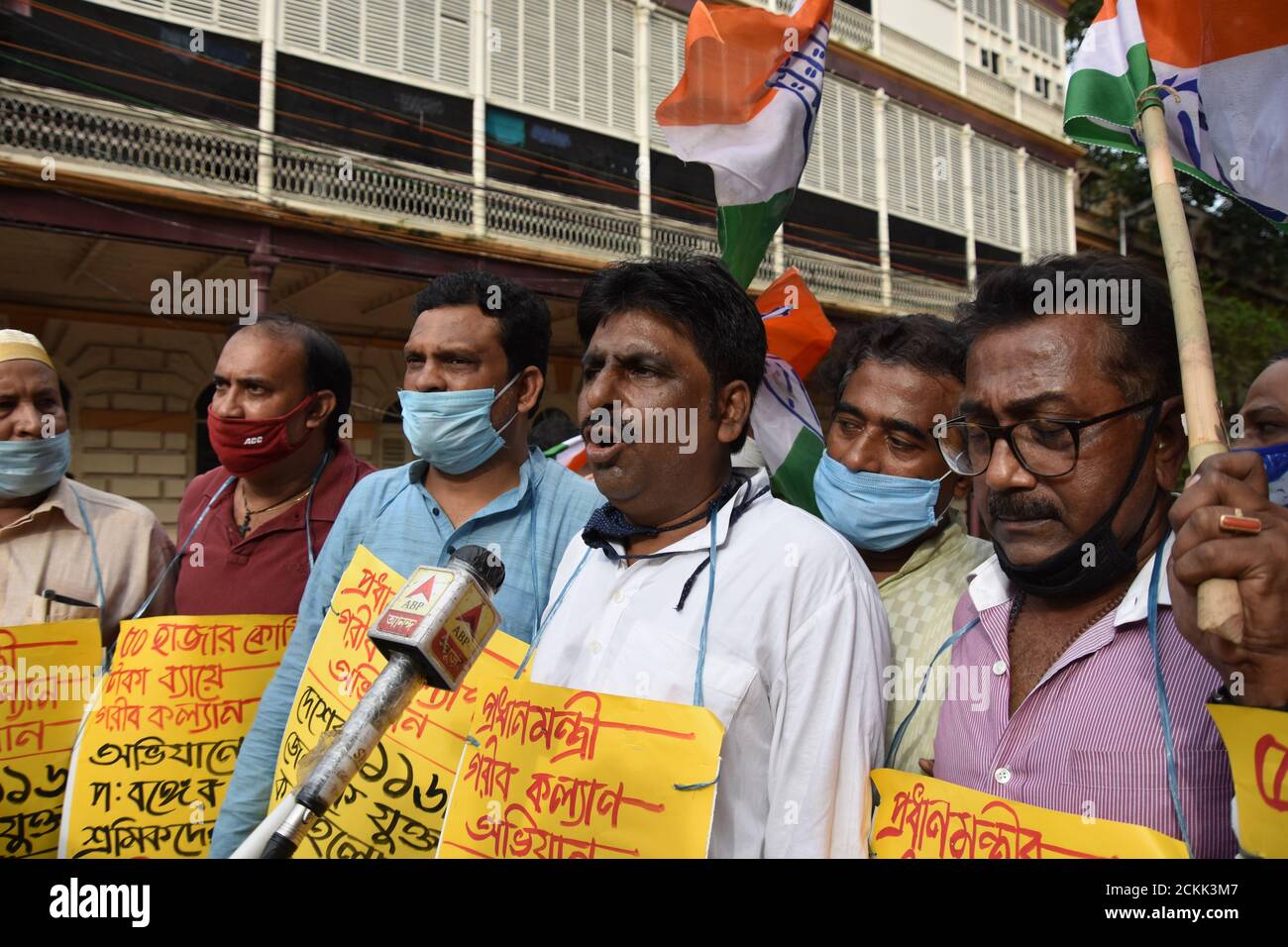Bengala Occidentale, India. 16 settembre 2020. I lavoratori migranti protestano per essere stati trascurati nello schema Pradhan Mantri Garib Kalyan Yojana (PMGKY). Il Comitato del Congresso Distrettuale di Kolkata del Sud (SKDCC) ha presentato un memorandum al Governatore del Bengala Occidentale per l'interesse dei lavoratori migranti del Bengala Occidentale al Raj Bhavan. L'affermazione di SKDCC è nel Pradhan Mantri Garib Kalyan Yojana (PMGKY) schema, i lavoratori migranti del Bengala Occidentale sono trascurati omettendo i loro nomi dal governo del Bengala Occidentale, dove altri 116 distretti sono inclusi in questo schema. (Foto di Biswarup Gangolly/Pacific Press) Foto Stock