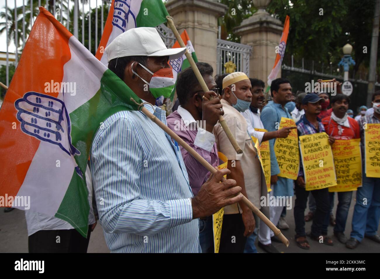 Bengala Occidentale, India. 16 settembre 2020. I lavoratori migranti protestano per essere stati trascurati nello schema Pradhan Mantri Garib Kalyan Yojana (PMGKY). Il Comitato del Congresso Distrettuale di Kolkata del Sud (SKDCC) ha presentato un memorandum al Governatore del Bengala Occidentale per l'interesse dei lavoratori migranti del Bengala Occidentale al Raj Bhavan. L'affermazione di SKDCC è nel Pradhan Mantri Garib Kalyan Yojana (PMGKY) schema, i lavoratori migranti del Bengala Occidentale sono trascurati omettendo i loro nomi dal governo del Bengala Occidentale, dove altri 116 distretti sono inclusi in questo schema. (Foto di Biswarup Gangolly/Pacific Press) Foto Stock