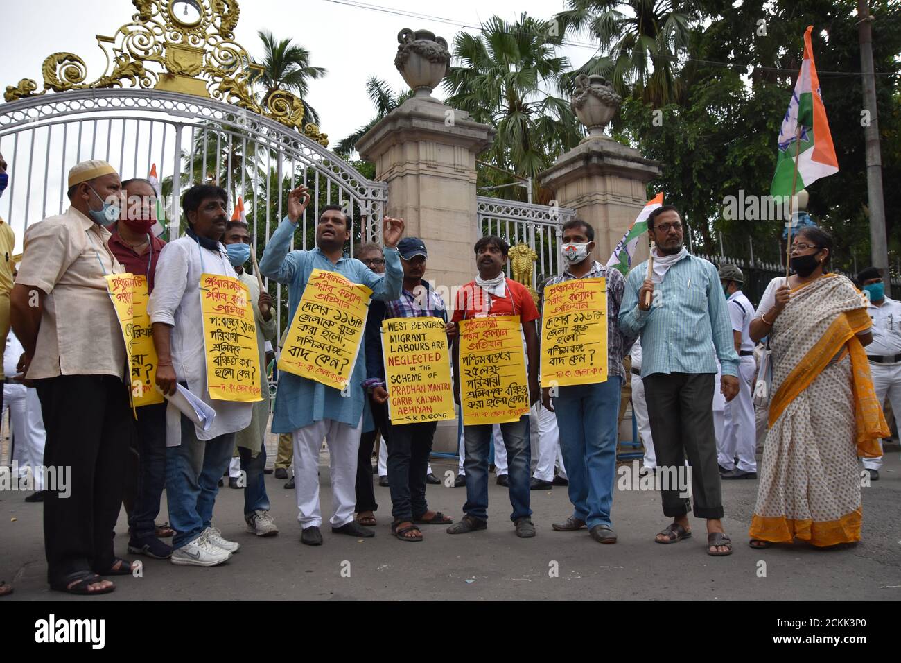 Bengala Occidentale, India. 16 settembre 2020. I lavoratori migranti protestano per essere stati trascurati nello schema Pradhan Mantri Garib Kalyan Yojana (PMGKY). Il Comitato del Congresso Distrettuale di Kolkata del Sud (SKDCC) ha presentato un memorandum al Governatore del Bengala Occidentale per l'interesse dei lavoratori migranti del Bengala Occidentale al Raj Bhavan. L'affermazione di SKDCC è nel Pradhan Mantri Garib Kalyan Yojana (PMGKY) schema, i lavoratori migranti del Bengala Occidentale sono trascurati omettendo i loro nomi dal governo del Bengala Occidentale, dove altri 116 distretti sono inclusi in questo schema. (Foto di Biswarup Gangolly/Pacific Press) Foto Stock