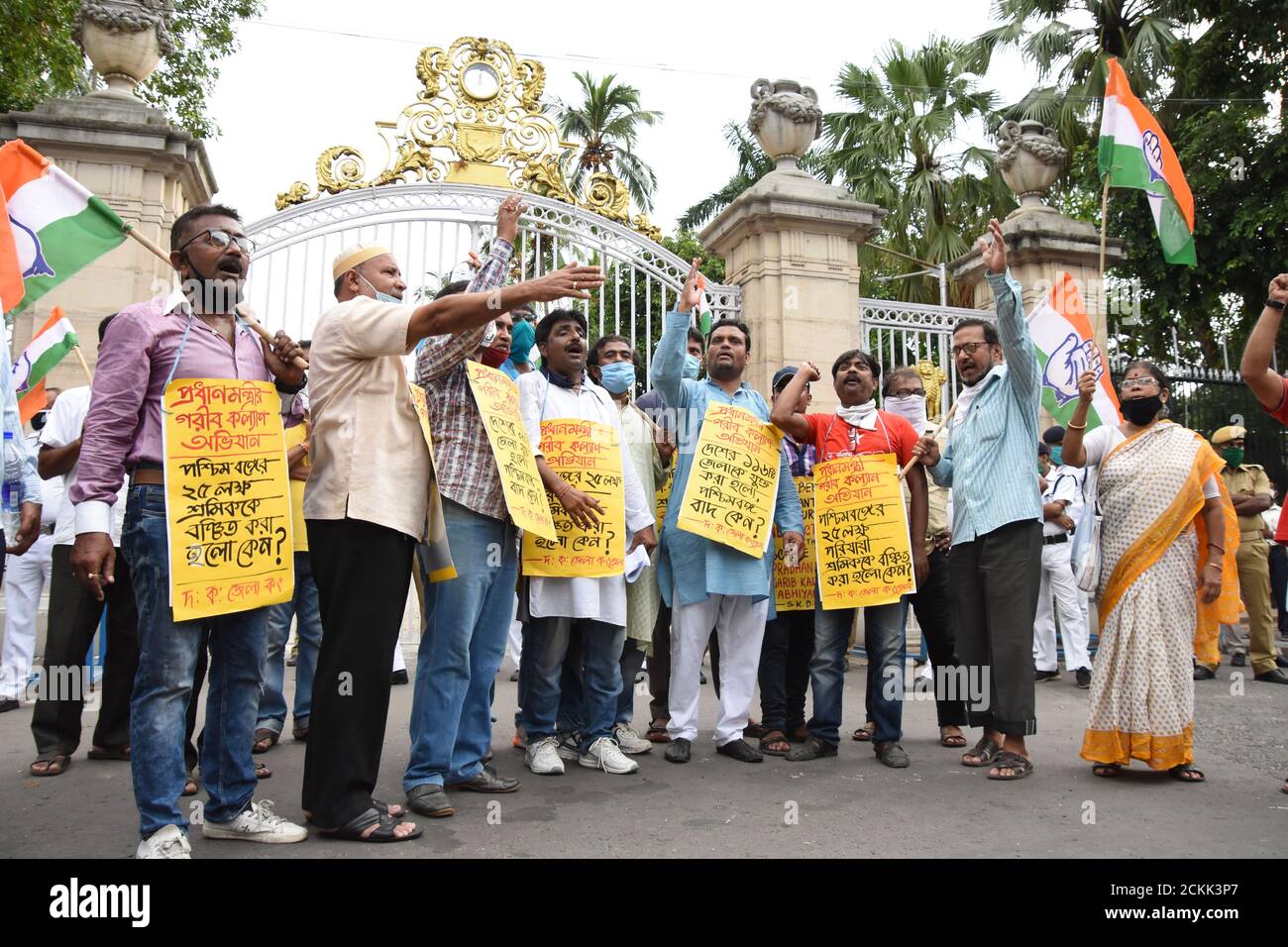 Bengala Occidentale, India. 16 settembre 2020. I lavoratori migranti protestano per essere stati trascurati nello schema Pradhan Mantri Garib Kalyan Yojana (PMGKY). Il Comitato del Congresso Distrettuale di Kolkata del Sud (SKDCC) ha presentato un memorandum al Governatore del Bengala Occidentale per l'interesse dei lavoratori migranti del Bengala Occidentale al Raj Bhavan. L'affermazione di SKDCC è nel Pradhan Mantri Garib Kalyan Yojana (PMGKY) schema, i lavoratori migranti del Bengala Occidentale sono trascurati omettendo i loro nomi dal governo del Bengala Occidentale, dove altri 116 distretti sono inclusi in questo schema. (Foto di Biswarup Gangolly/Pacific Press) Foto Stock