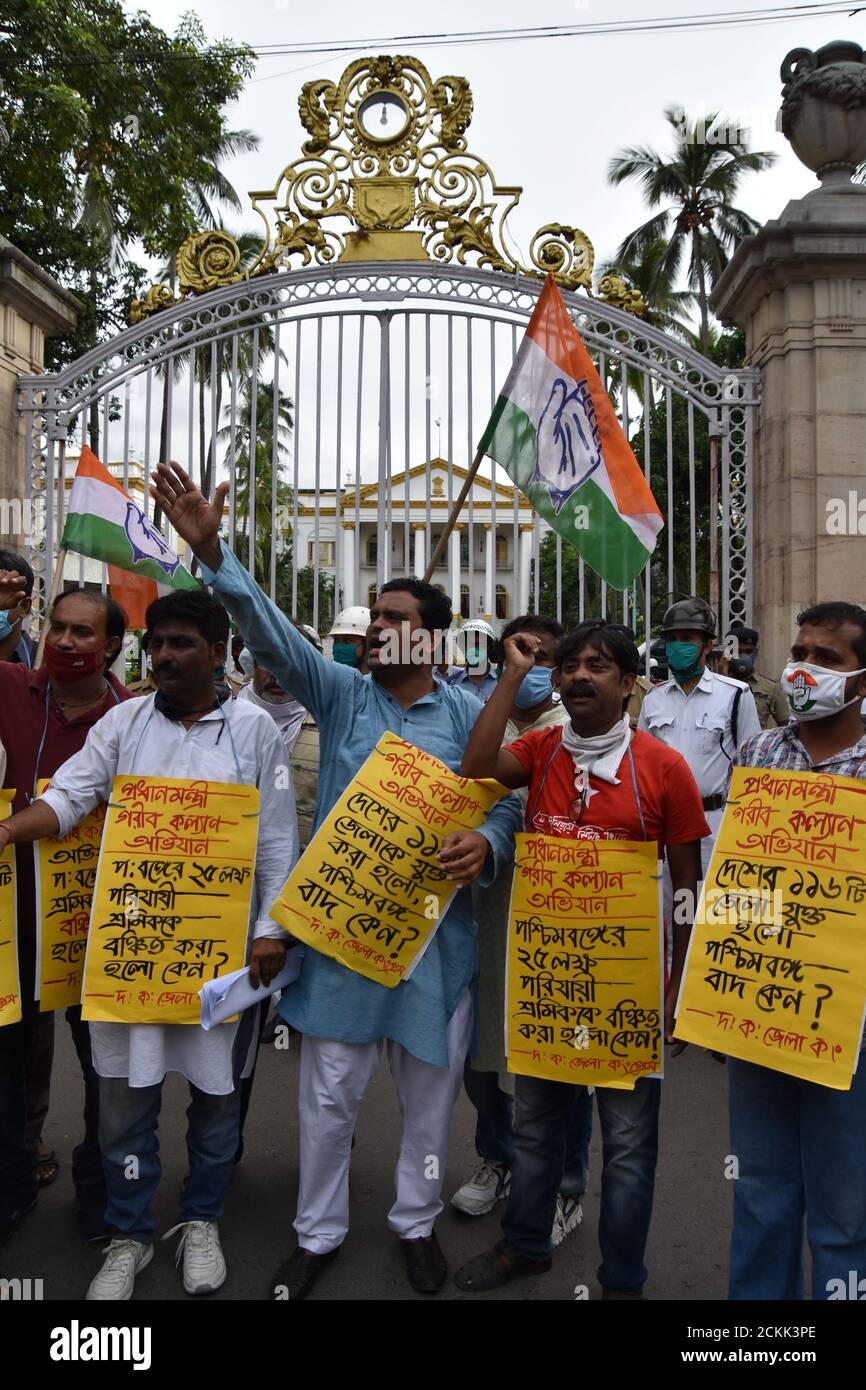Bengala Occidentale, India. 16 settembre 2020. I lavoratori migranti protestano per essere stati trascurati nello schema Pradhan Mantri Garib Kalyan Yojana (PMGKY). Il Comitato del Congresso Distrettuale di Kolkata del Sud (SKDCC) ha presentato un memorandum al Governatore del Bengala Occidentale per l'interesse dei lavoratori migranti del Bengala Occidentale al Raj Bhavan. L'affermazione di SKDCC è nel Pradhan Mantri Garib Kalyan Yojana (PMGKY) schema, i lavoratori migranti del Bengala Occidentale sono trascurati omettendo i loro nomi dal governo del Bengala Occidentale, dove altri 116 distretti sono inclusi in questo schema. (Foto di Biswarup Gangolly/Pacific Press) Foto Stock