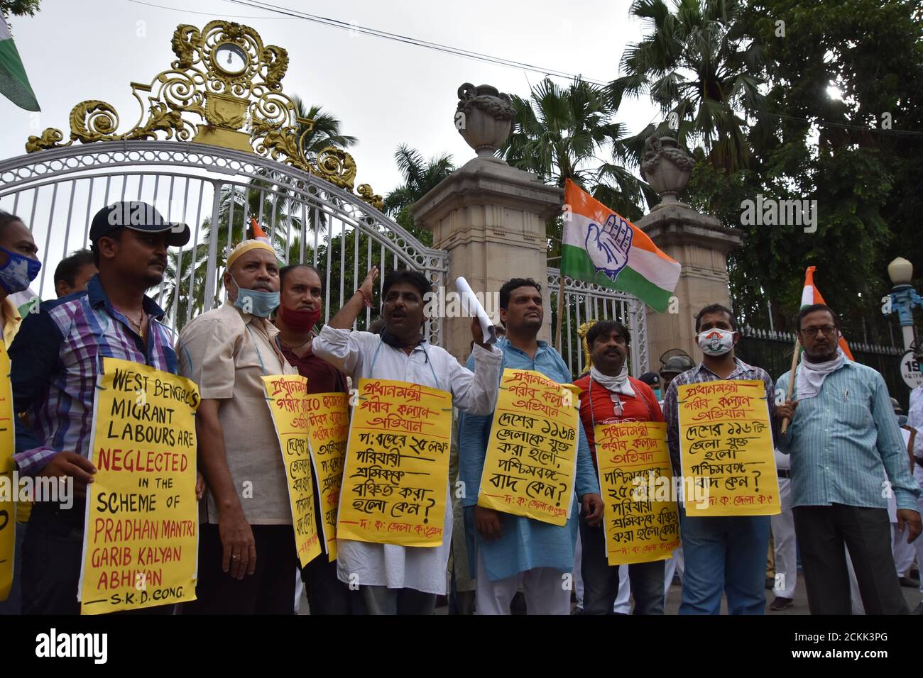 Bengala Occidentale, India. 16 settembre 2020. I lavoratori migranti protestano per essere stati trascurati nello schema Pradhan Mantri Garib Kalyan Yojana (PMGKY). Il Comitato del Congresso Distrettuale di Kolkata del Sud (SKDCC) ha presentato un memorandum al Governatore del Bengala Occidentale per l'interesse dei lavoratori migranti del Bengala Occidentale al Raj Bhavan. L'affermazione di SKDCC è nel Pradhan Mantri Garib Kalyan Yojana (PMGKY) schema, i lavoratori migranti del Bengala Occidentale sono trascurati omettendo i loro nomi dal governo del Bengala Occidentale, dove altri 116 distretti sono inclusi in questo schema. (Foto di Biswarup Gangolly/Pacific Press) Foto Stock