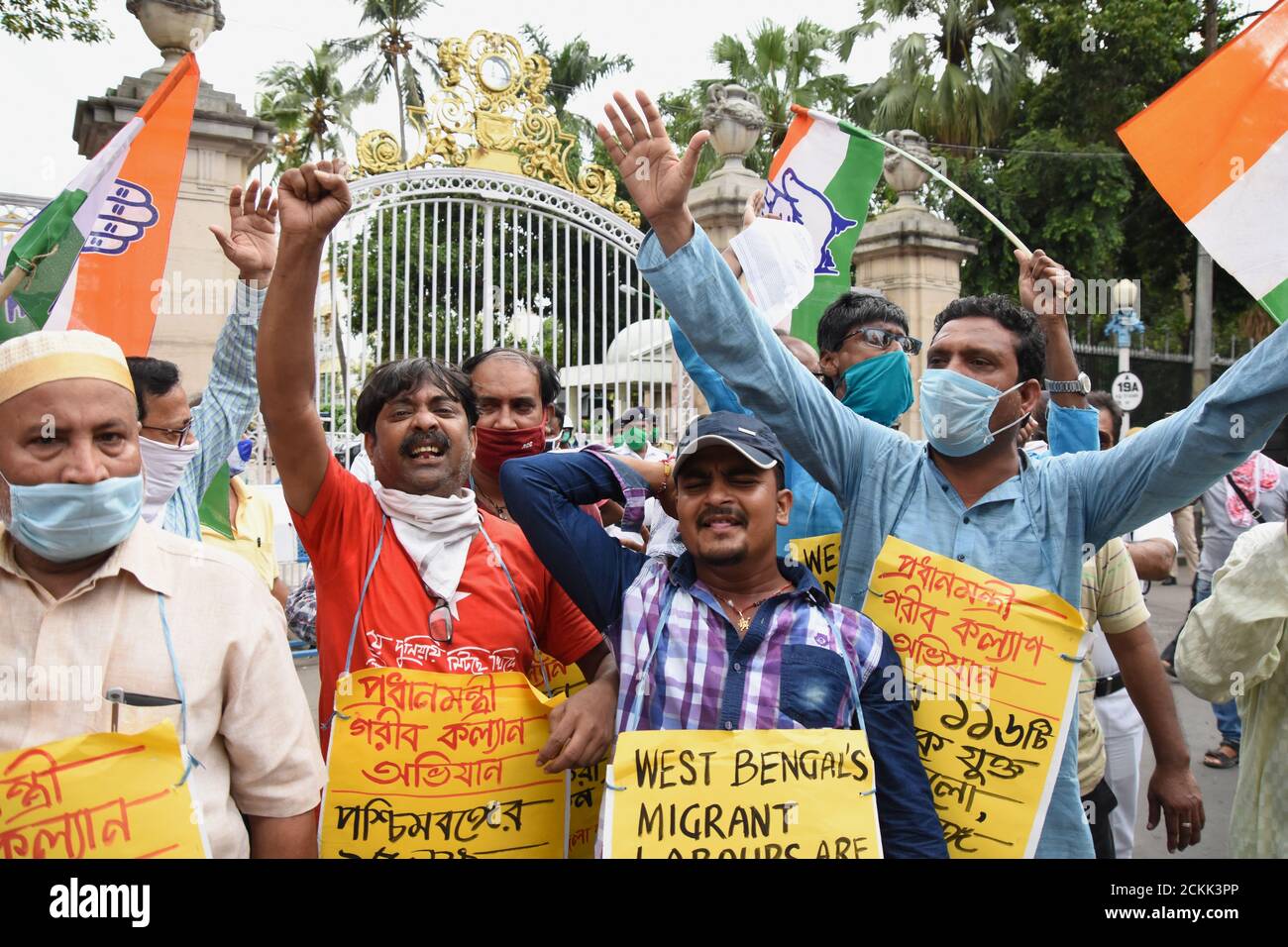 Bengala Occidentale, India. 16 settembre 2020. I lavoratori migranti protestano per essere stati trascurati nello schema Pradhan Mantri Garib Kalyan Yojana (PMGKY). Il Comitato del Congresso Distrettuale di Kolkata del Sud (SKDCC) ha presentato un memorandum al Governatore del Bengala Occidentale per l'interesse dei lavoratori migranti del Bengala Occidentale al Raj Bhavan. L'affermazione di SKDCC è nel Pradhan Mantri Garib Kalyan Yojana (PMGKY) schema, i lavoratori migranti del Bengala Occidentale sono trascurati omettendo i loro nomi dal governo del Bengala Occidentale, dove altri 116 distretti sono inclusi in questo schema. (Foto di Biswarup Gangolly/Pacific Press) Foto Stock