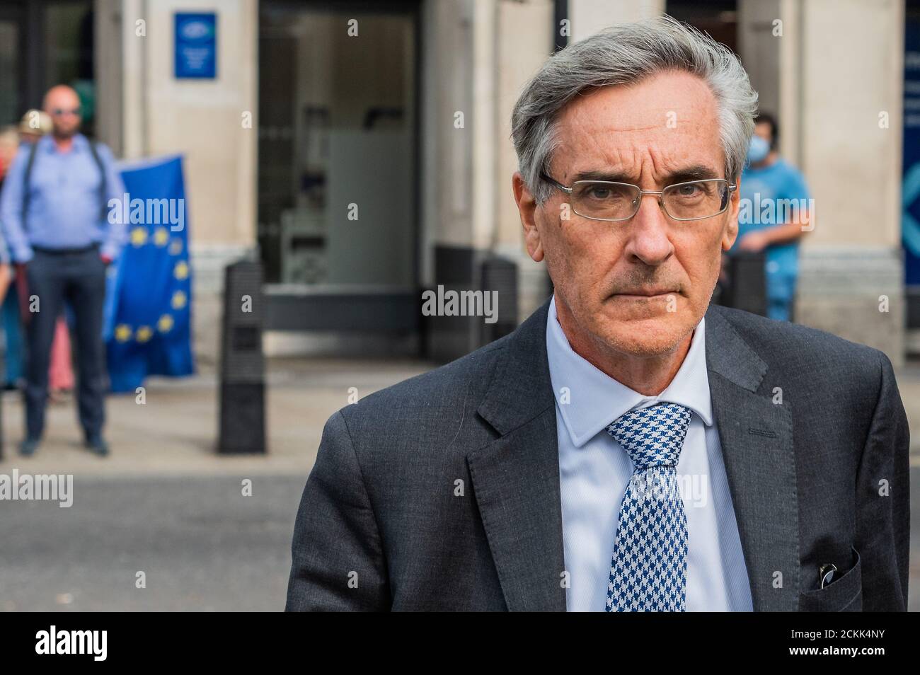 Londra, Regno Unito. 16 Set 2020. Un John Redwood arrabbiato è affluso dai sostenitori dell'UE mentre si recava alle proteste di PMQ al di fuori del Parlamento, mentre il governo spinge attraverso il suo disegno di legge sul mercato interno che stabilisce norme su settori come il riconoscimento reciproco per mantenere il commercio senza soluzione di continuità. Ma il disegno di legge, controverso, include anche il potere per il governo di modificare parti dell’accordo di ritiro, firmato da Boris Johnson e dall’UE a gennaio, come per gli elementi legati alla prevenzione di un confine duro post-Brexit tra l’Irlanda del Nord e la Repubblica d’Irlanda. Credit: Guy Bell/Alamy Live News Foto Stock