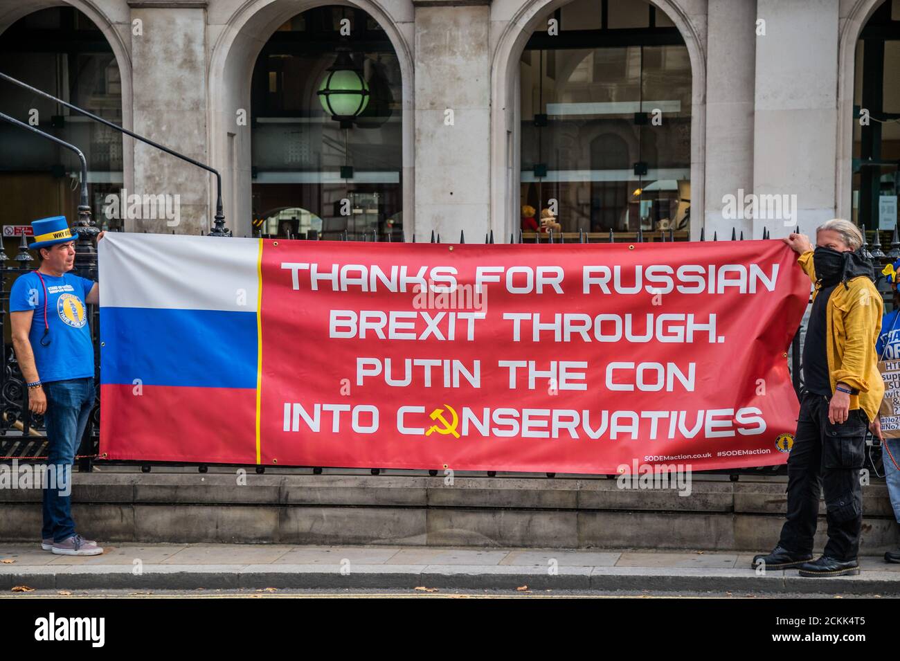 Londra, Regno Unito. 16 Set 2020. Proteste al di fuori del Parlamento, mentre il governo spinge attraverso il suo disegno di legge sul mercato interno che stabilisce norme su settori come il riconoscimento reciproco per mantenere il commercio senza soluzione di continuità. Ma il disegno di legge, controverso, include anche il potere per il governo di modificare parti dell’accordo di ritiro, firmato da Boris Johnson e dall’UE a gennaio, come per gli elementi legati alla prevenzione di un confine duro post-Brexit tra l’Irlanda del Nord e la Repubblica d’Irlanda. Credit: Guy Bell/Alamy Live News Foto Stock