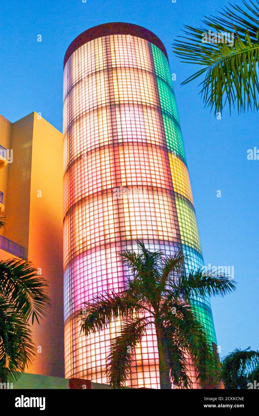 Miami Beach Florida, Washington Avenue, architettura Art Deco design torre blocco di vetro 404 Washington Avenue, colori che cambiano sera, punto di riferimento Foto Stock