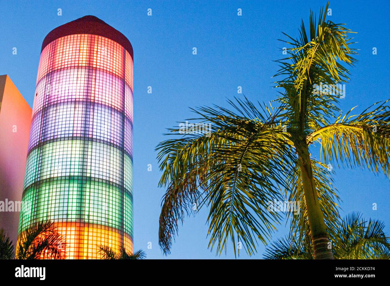 Miami Beach Florida, Washington Avenue, architettura Art Deco design torre blocco di vetro 404 Washington Avenue, colori palme notte sera, punto di riferimento Foto Stock