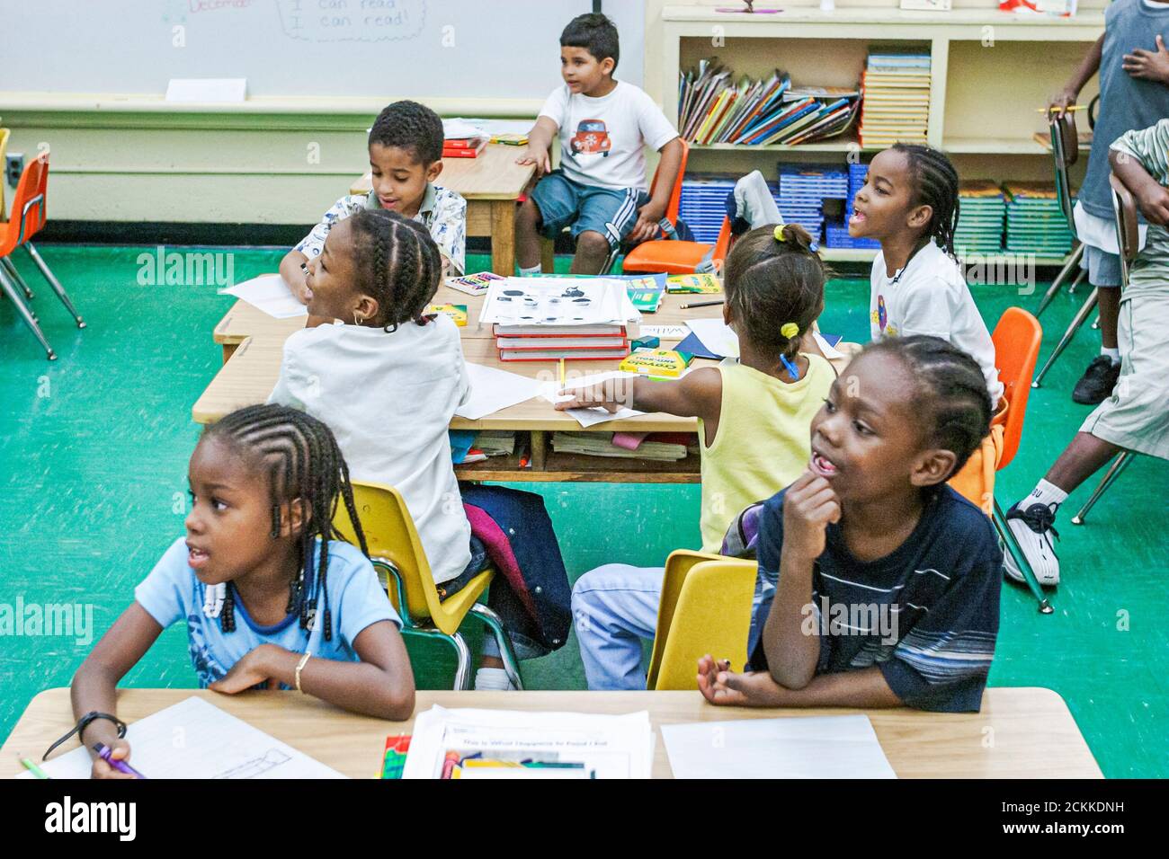 Miami Florida,Frederick Douglass Elementary School,Inside interior,low income Neighborhood Black Blacks studenti africani ragazze ragazzi scrivanie classe Foto Stock