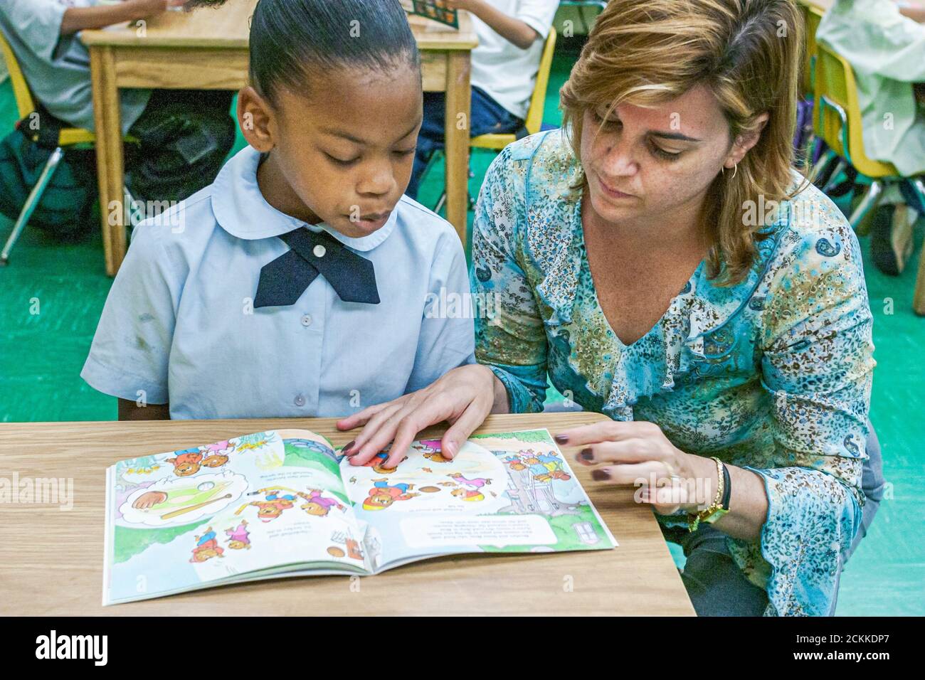 Miami Florida,Frederick Douglass Elementary School,Inside Black Student girl female,law studio employee woman ding donating book class class class class Foto Stock