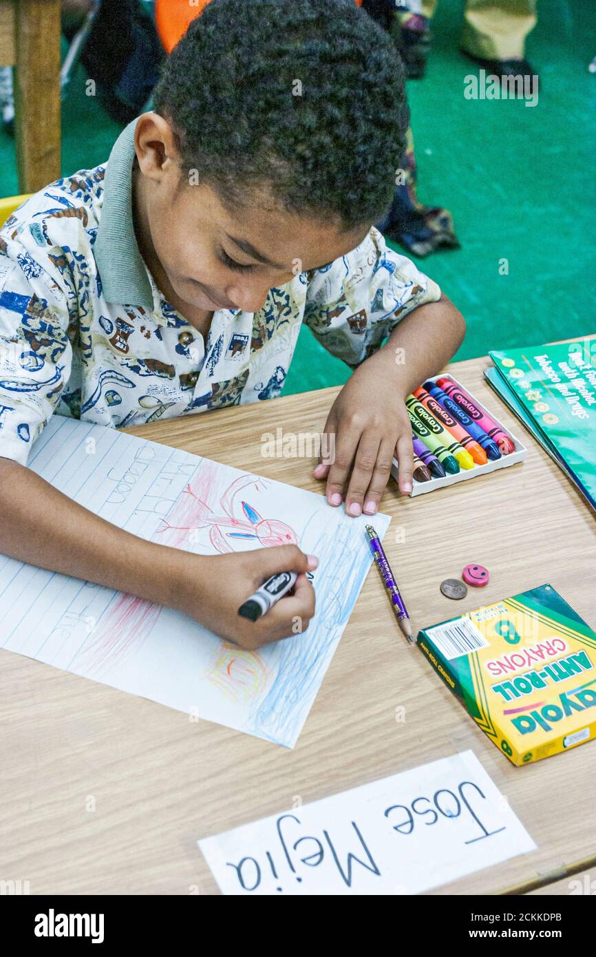 Miami Florida,Frederick Douglass Elementary School,Inside low income povertà Neighborhood minoranza africana nera studente ragazzo scrivania disegno Foto Stock