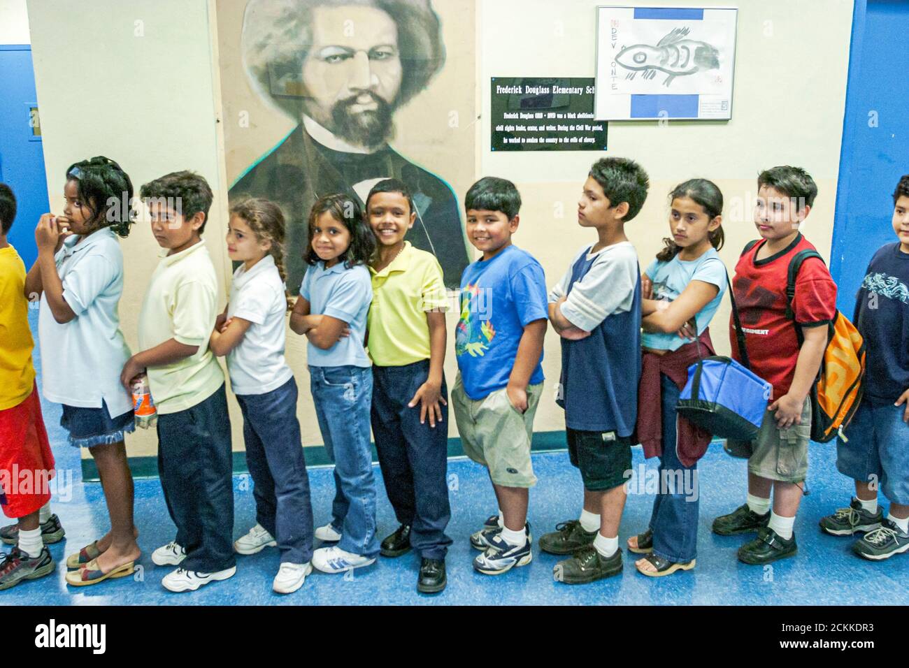 Miami Florida, Frederick Douglass Elementary School, basso reddito, studenti, ragazzi ispanici ragazze, corridoio linea in piedi coda ritratto storico Foto Stock