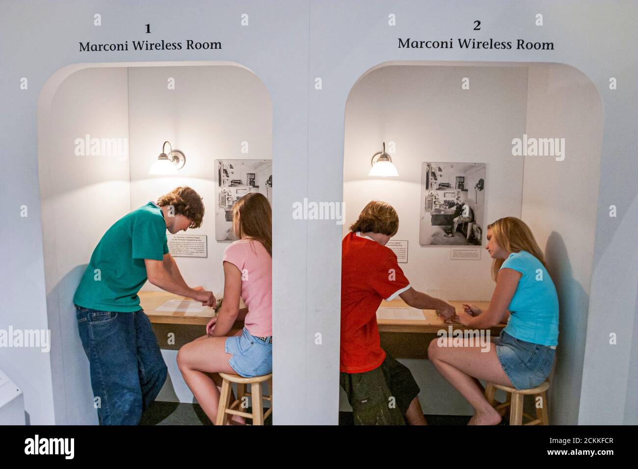 Virginia Newport News Mariners' Museum and Park, mostra visitatori in cerca di, ragazzi adolescenti mani su Marconi wireless camera amici cercando ragazzi ragazze Foto Stock