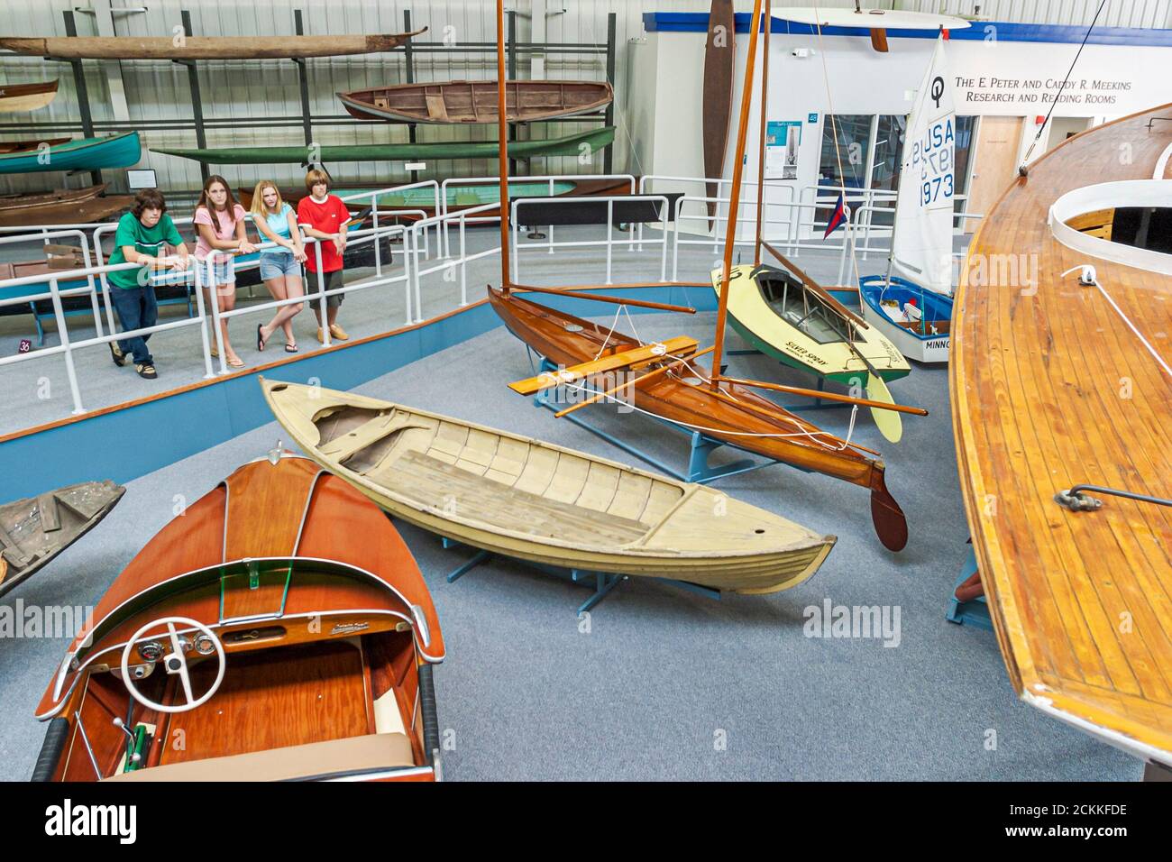 Virginia Newport News Mariners' Museum, mostra storia collezione galleria espositiva, imbarcazioni artigianali in cerca di teen teenager ragazzi ragazze Foto Stock