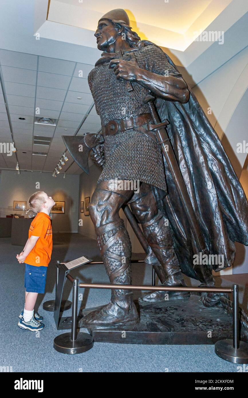 Virginia Newport News Mariners' Museum and Park, mostra di storia collezione, ragazzo visitatore che guarda Leiv Leifr Eirikson Leif Erikson statua Ericson Foto Stock