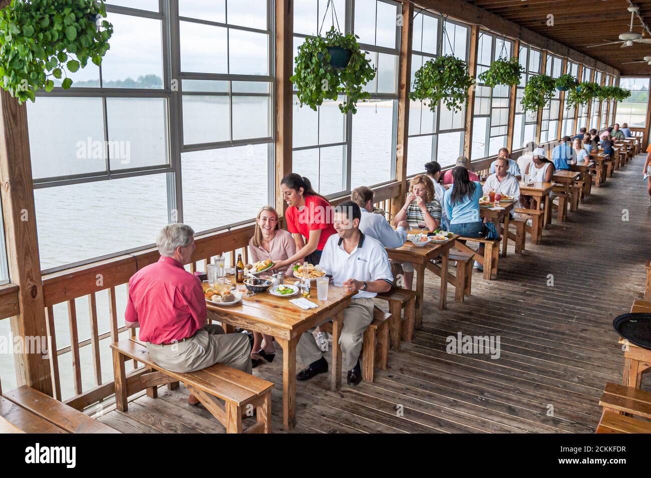 Virginia Newport News Crab Shack Seafood, ristoranti ristoranti che servono pasti lungo il fiume James, tavoli interni, Foto Stock