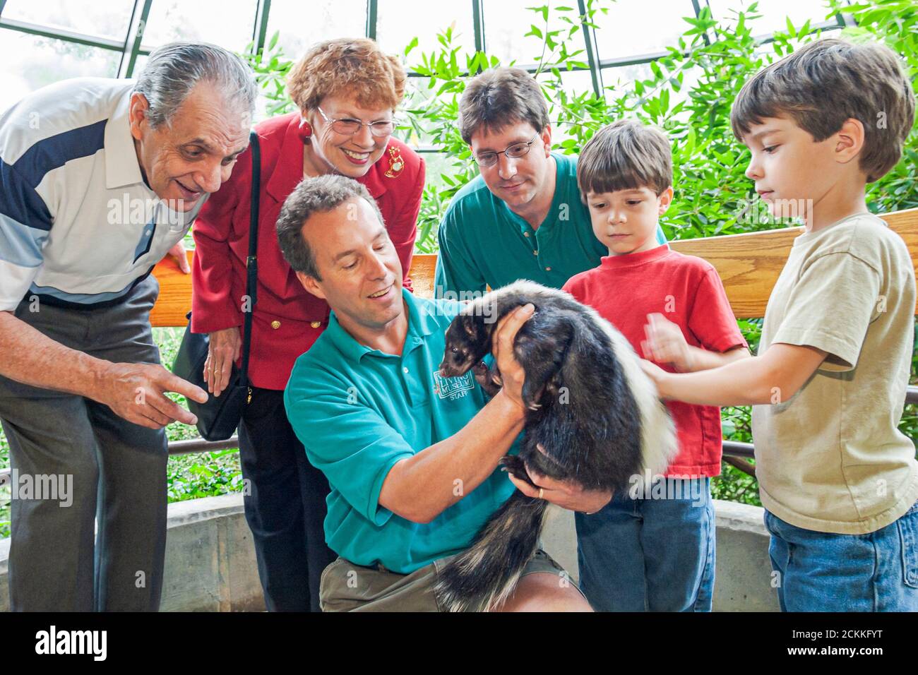 Virginia Newport News Virginia Living Museum, mostra collezione mostra, skunk famiglia famiglie nonno nonno nonno ragazzo figli, look look Foto Stock