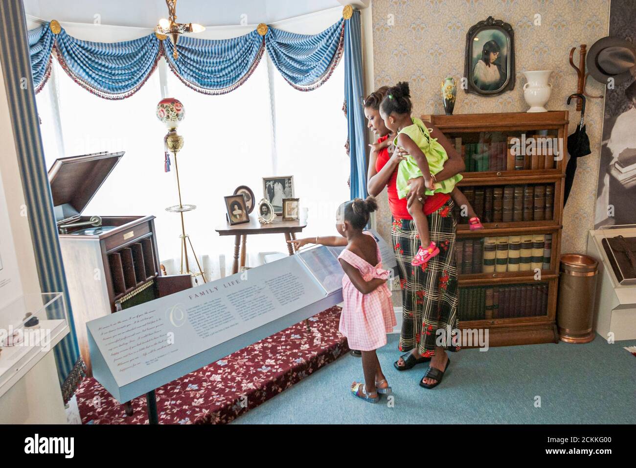 Virginia Newport News The Newsome House,Black African Africans donna femmina madre ragazza figlia famiglia minoranza, storia collezione mostra l Foto Stock