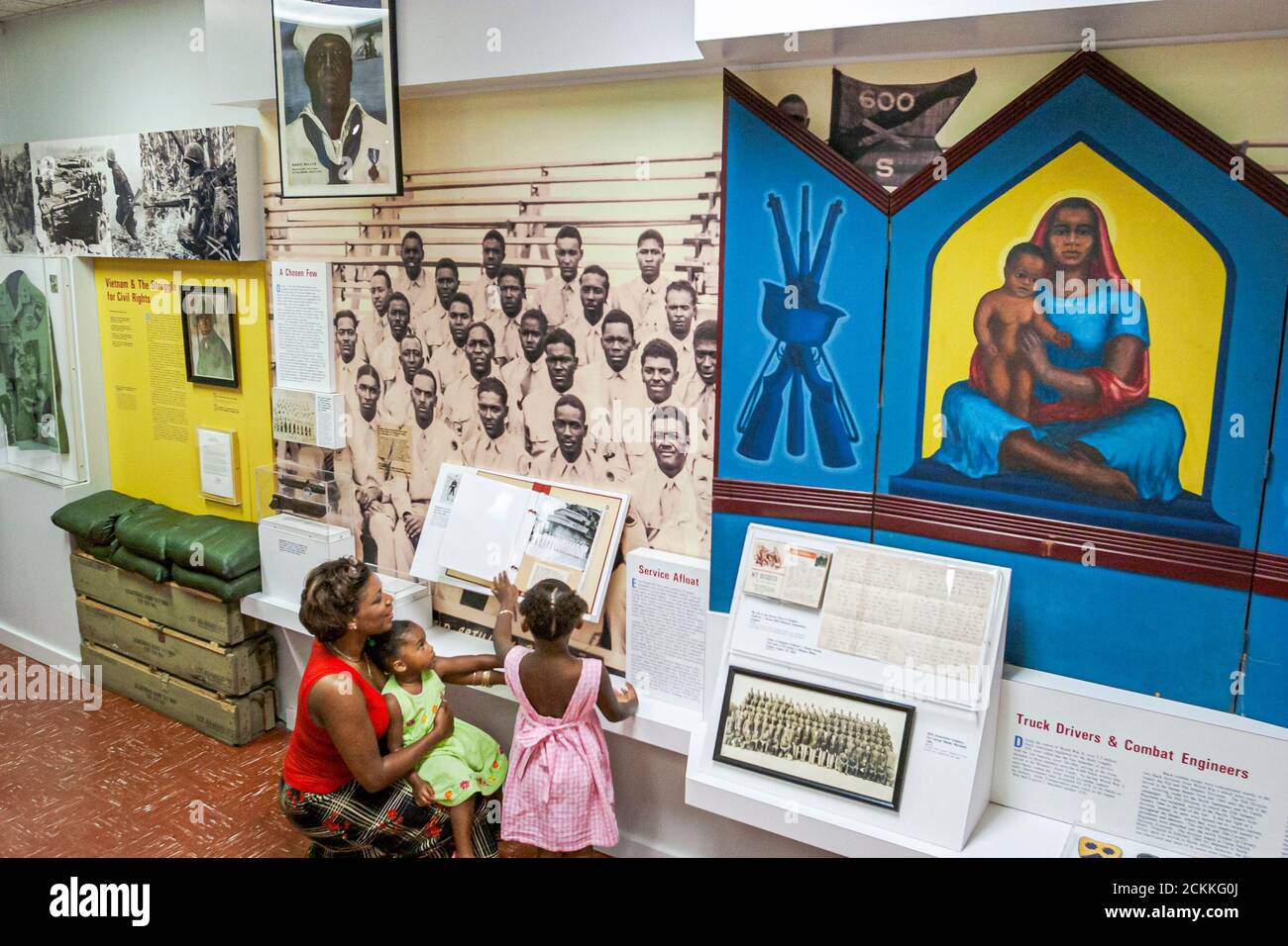 Virginia Newport News War Museum, mostra storia collezione mostra, poster mostra esercito Navy militare, donna africana nera madre femminile, ragazzo maschio g Foto Stock