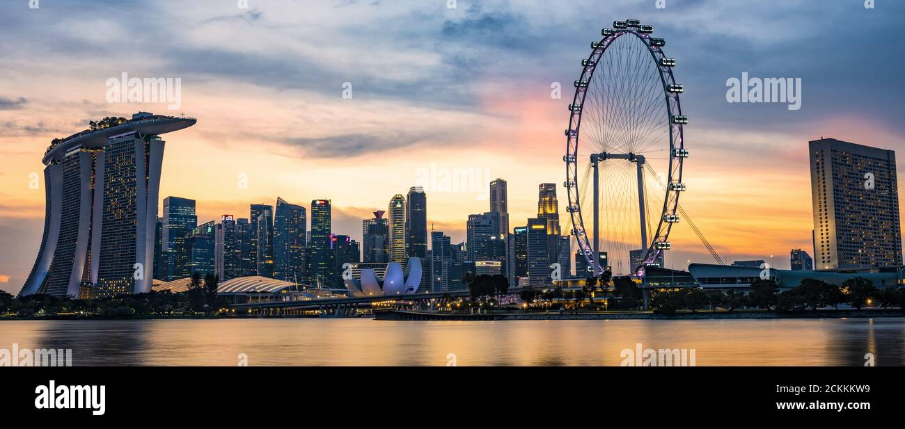 Splendida vista dello skyline di Marina Bay durante uno splendido tramonto a Singapore. Singapore è una città-stato di isola sovrana nel sud-est asiatico marittimo. Foto Stock