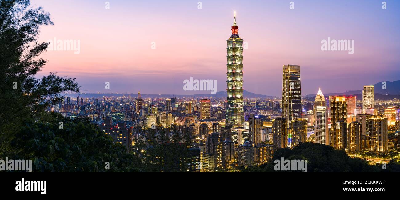 Vista dall'alto, splendida vista aerea dello skyline della città di Taipei illuminata durante uno splendido tramonto. Foto Stock