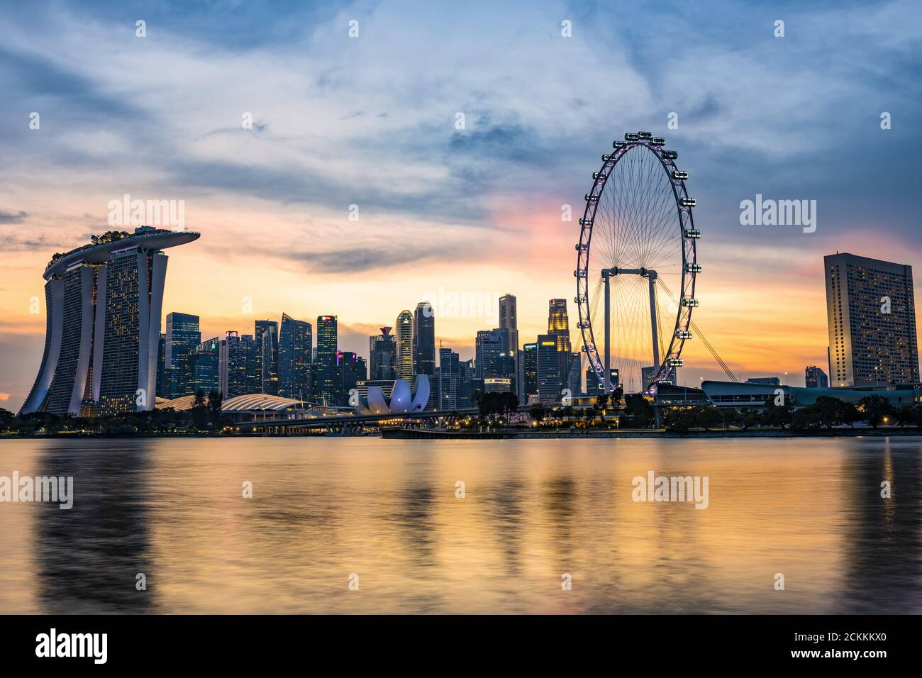Splendida vista dello skyline di Marina Bay durante uno splendido tramonto a Singapore. Singapore è una città-stato di isola sovrana nel sud-est asiatico marittimo. Foto Stock