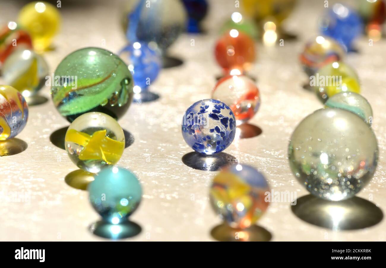 Closeup sfere di marmo di vetro e ombre Foto Stock