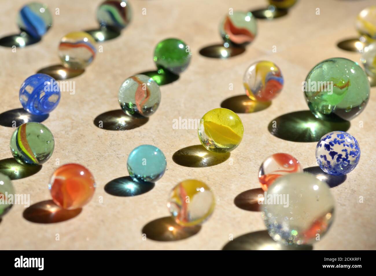 Closeup sfere di marmo di vetro e ombre Foto Stock