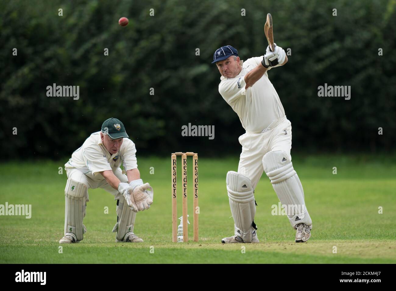 Cricket battitore giocando shot Foto Stock