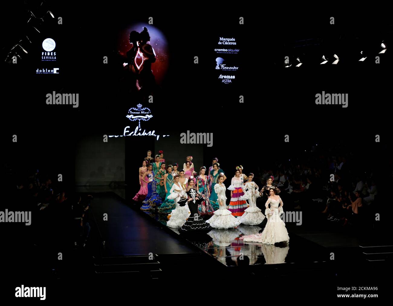 Modelli presenti creazioni di Teressa Ninu durante l'International Flamenco Fashion Show SIMOF nella capitale andalusa di Siviglia, Spagna 1 febbraio 2020. REUTERS/Marcello del Pozo Foto Stock