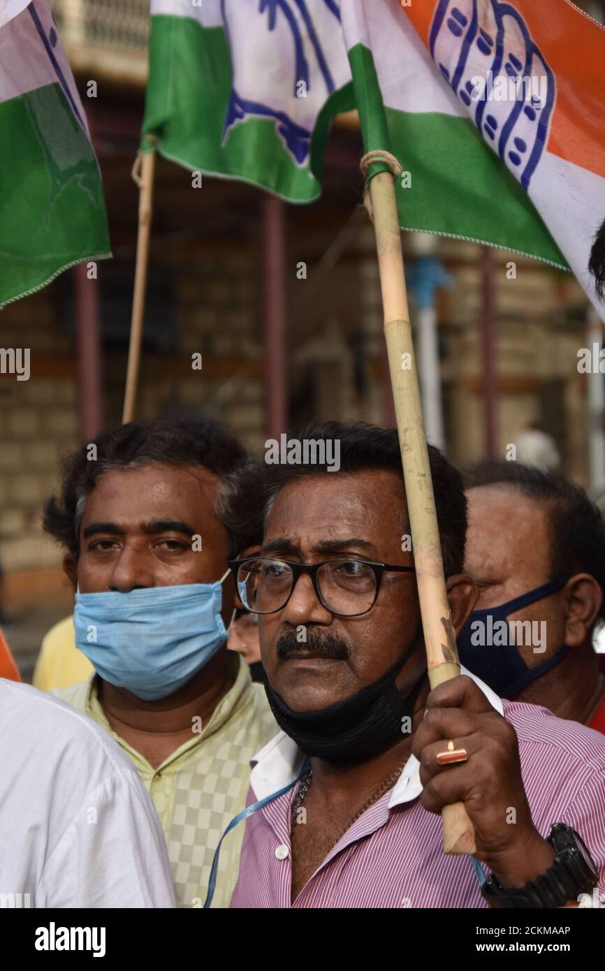 I lavoratori migranti protestano per essere stati trascurati nello schema Pradhan Mantri Garib Kalyan Yojana (PMGKY). Il Comitato del Congresso Distrettuale di Kolkata del Sud (SKDCC) ha presentato un memorandum al Governatore del Bengala Occidentale per l'interesse dei lavoratori migranti del Bengala Occidentale al Raj Bhavan. L'affermazione di SKDCC è nel Pradhan Mantri Garib Kalyan Yojana (PMGKY) schema, i lavoratori migranti del Bengala Occidentale sono trascurati omettendo i loro nomi dal governo del Bengala Occidentale, dove altri 116 distretti sono inclusi in questo schema. (Foto di Biswarup Gangolly/Pacific Press/Sipa USA) Foto Stock