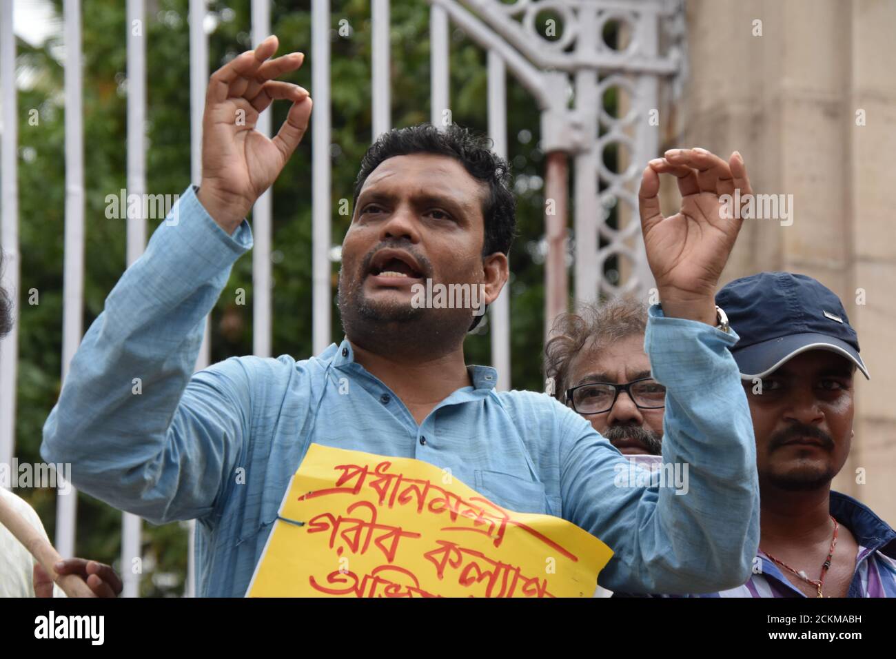 I lavoratori migranti protestano per essere stati trascurati nello schema Pradhan Mantri Garib Kalyan Yojana (PMGKY). Il Comitato del Congresso Distrettuale di Kolkata del Sud (SKDCC) ha presentato un memorandum al Governatore del Bengala Occidentale per l'interesse dei lavoratori migranti del Bengala Occidentale al Raj Bhavan. L'affermazione di SKDCC è nel Pradhan Mantri Garib Kalyan Yojana (PMGKY) schema, i lavoratori migranti del Bengala Occidentale sono trascurati omettendo i loro nomi dal governo del Bengala Occidentale, dove altri 116 distretti sono inclusi in questo schema. (Foto di Biswarup Gangolly/Pacific Press/Sipa USA) Foto Stock