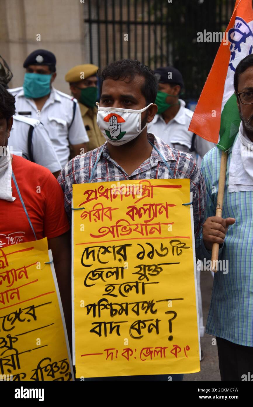 I lavoratori migranti protestano per essere stati trascurati nello schema Pradhan Mantri Garib Kalyan Yojana (PMGKY). Il Comitato del Congresso Distrettuale di Kolkata del Sud (SKDCC) ha presentato un memorandum al Governatore del Bengala Occidentale per l'interesse dei lavoratori migranti del Bengala Occidentale al Raj Bhavan. L'affermazione di SKDCC è nel Pradhan Mantri Garib Kalyan Yojana (PMGKY) schema, i lavoratori migranti del Bengala Occidentale sono trascurati omettendo i loro nomi dal governo del Bengala Occidentale, dove altri 116 distretti sono inclusi in questo schema. (Foto di Biswarup Gangolly/Pacific Press/Sipa USA) Foto Stock