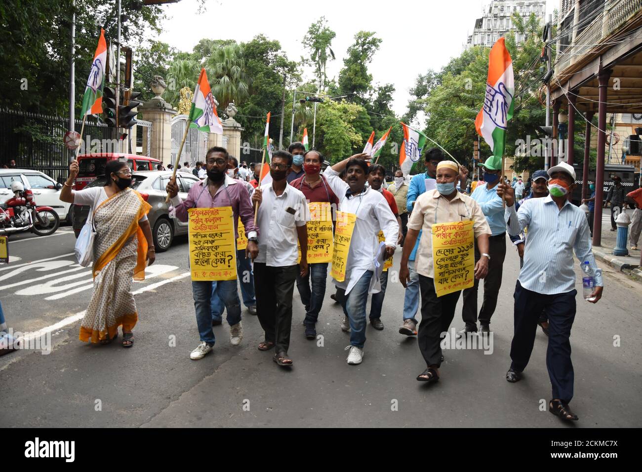 I lavoratori migranti protestano per essere stati trascurati nello schema Pradhan Mantri Garib Kalyan Yojana (PMGKY). Il Comitato del Congresso Distrettuale di Kolkata del Sud (SKDCC) ha presentato un memorandum al Governatore del Bengala Occidentale per l'interesse dei lavoratori migranti del Bengala Occidentale al Raj Bhavan. L'affermazione di SKDCC è nel Pradhan Mantri Garib Kalyan Yojana (PMGKY) schema, i lavoratori migranti del Bengala Occidentale sono trascurati omettendo i loro nomi dal governo del Bengala Occidentale, dove altri 116 distretti sono inclusi in questo schema. (Foto di Biswarup Gangolly/Pacific Press/Sipa USA) Foto Stock