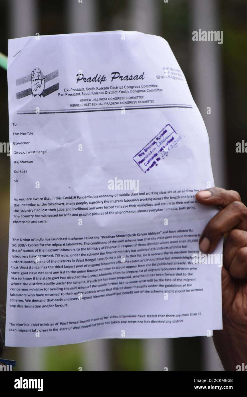 I lavoratori migranti protestano per essere stati trascurati nello schema Pradhan Mantri Garib Kalyan Yojana (PMGKY). Il Comitato del Congresso Distrettuale di Kolkata del Sud (SKDCC) ha presentato un memorandum al Governatore del Bengala Occidentale per l'interesse dei lavoratori migranti del Bengala Occidentale al Raj Bhavan. L'affermazione di SKDCC è nel Pradhan Mantri Garib Kalyan Yojana (PMGKY) schema, i lavoratori migranti del Bengala Occidentale sono trascurati omettendo i loro nomi dal governo del Bengala Occidentale, dove altri 116 distretti sono inclusi in questo schema. (Foto di Biswarup Gangolly/Pacific Press/Sipa USA) Foto Stock