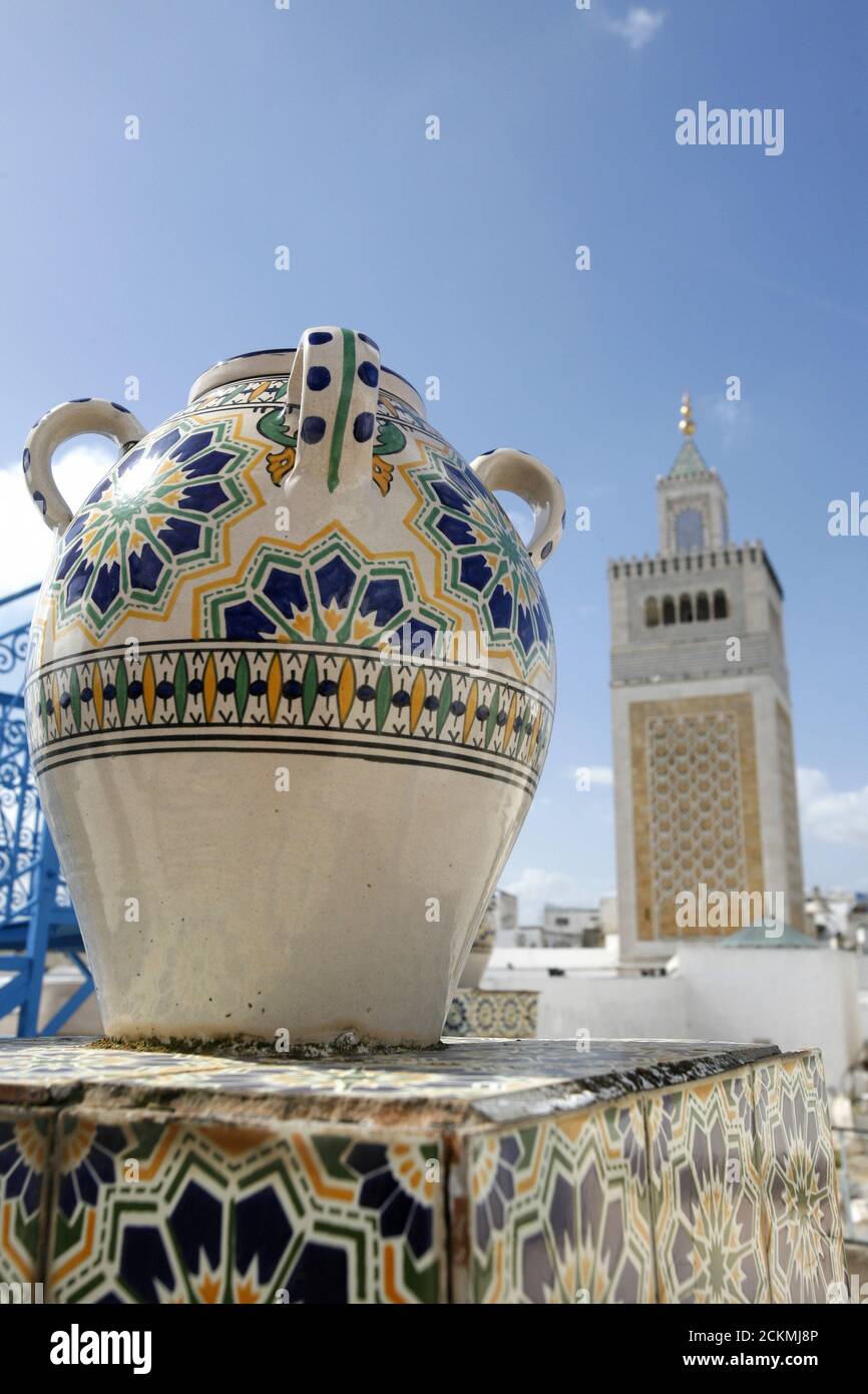 La piscetteria tunisina si trova di fronte alla Moschea EZ Zitouna o al Zaytuna nella Medina della Città Vecchia di Tunisi, nel nord della Tunisia, in Nord Africa, Tunisia Foto Stock