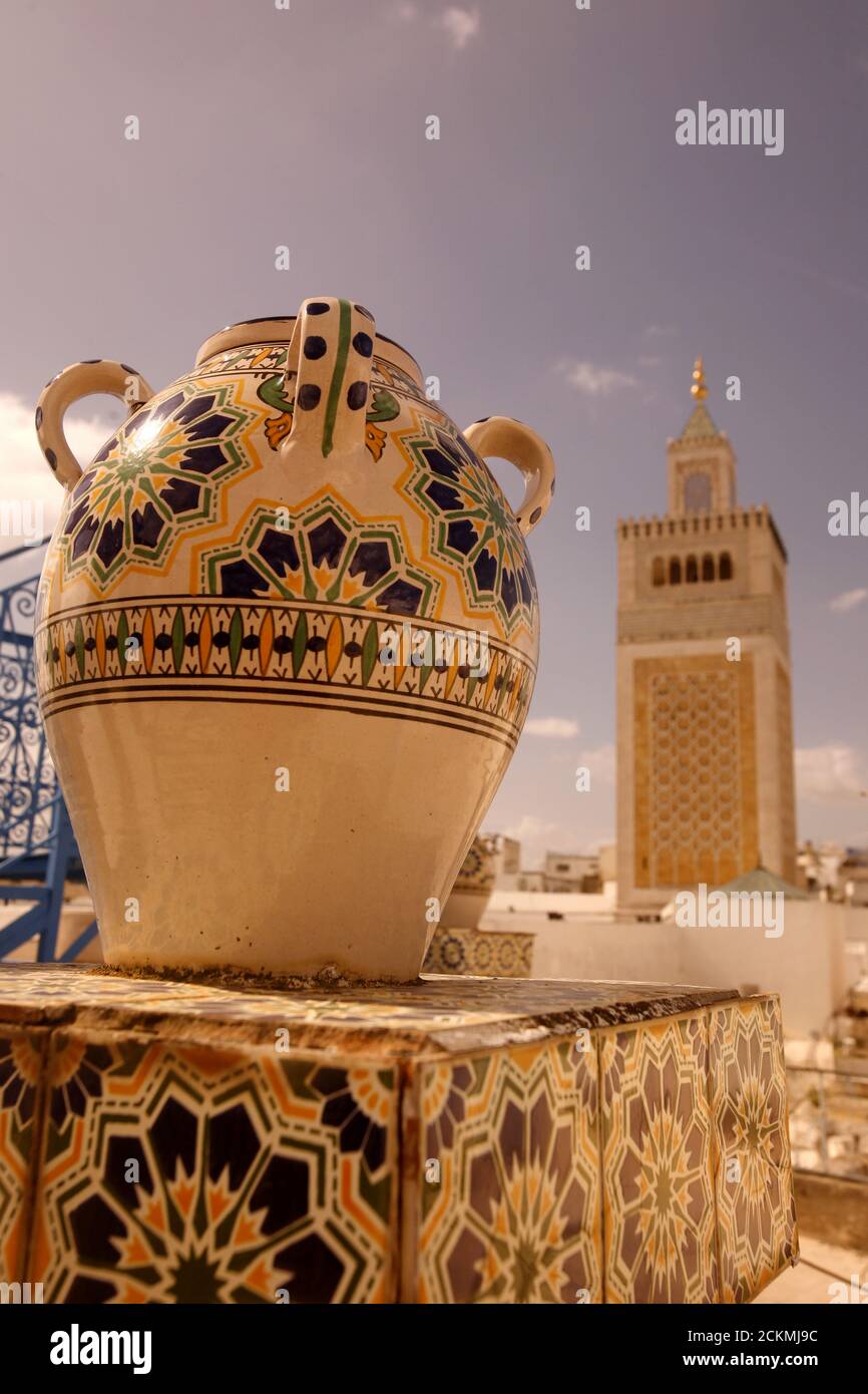 La piscetteria tunisina si trova di fronte alla Moschea EZ Zitouna o al Zaytuna nella Medina della Città Vecchia di Tunisi, nel nord della Tunisia, in Nord Africa, Tunisia Foto Stock