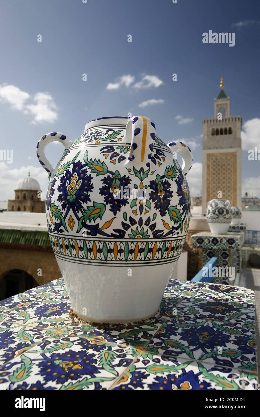 La piscetteria tunisina si trova di fronte alla Moschea EZ Zitouna o al Zaytuna nella Medina della Città Vecchia di Tunisi, nel nord della Tunisia, in Nord Africa, Tunisia Foto Stock