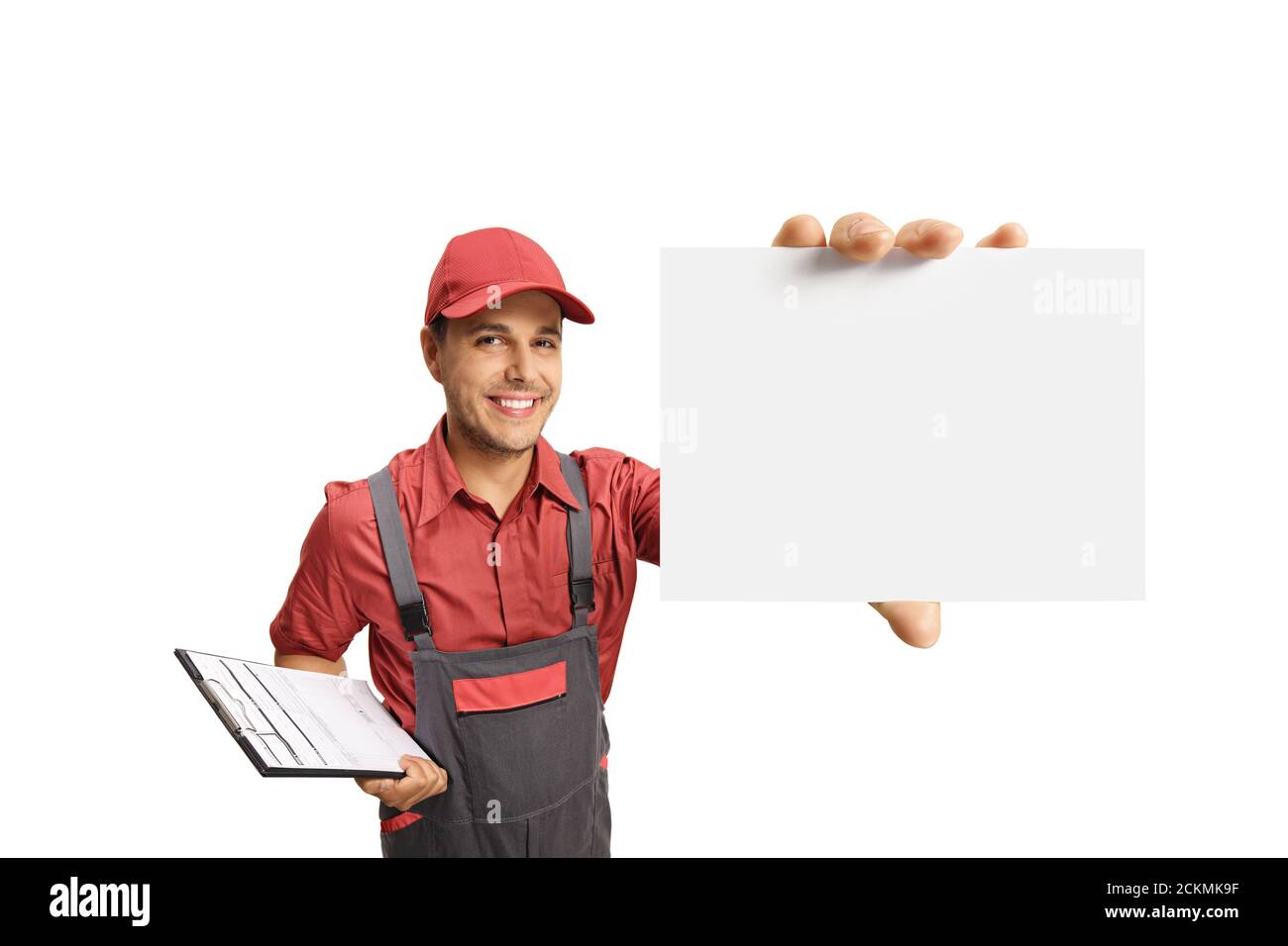 Addetto alla consegna che tiene isolati una clipboard e una scheda vuota su sfondo bianco Foto Stock