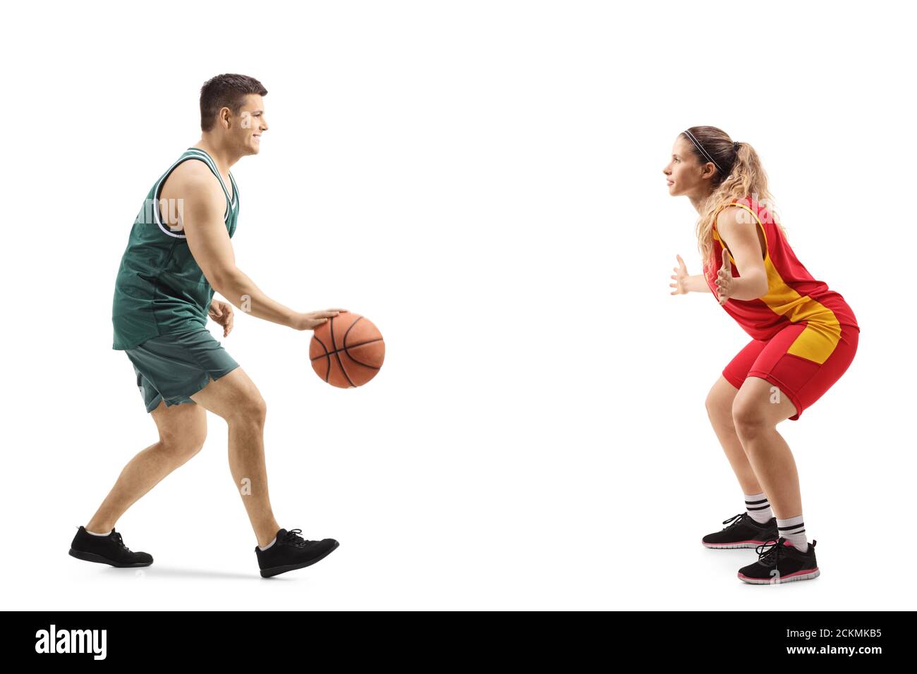 Foto di un uomo e di una donna che giocano a pieno profilo basket professionale isolato su sfondo bianco Foto Stock