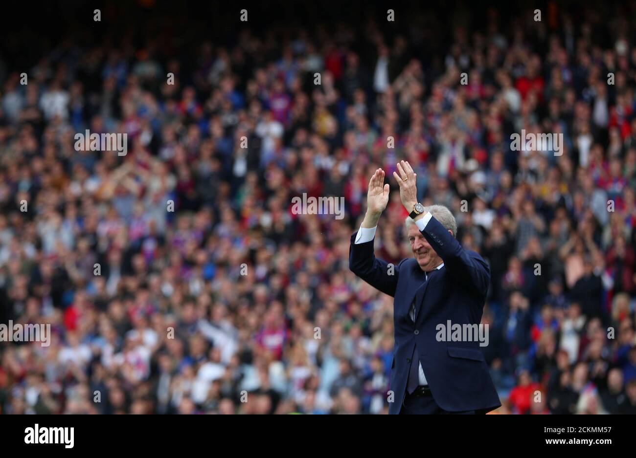 Calcio Calcio - Premier League - Crystal Palace vs West Bromwich Albion - Selhurst Park, Londra, Gran Bretagna - 13 maggio 2018 Roy Hodgson, manager del Crystal Palace, applaude la folla dopo la partita REUTERS/Hannah McKay SOLO PER USO EDITORIALE. Nessun utilizzo con audio, video, dati, elenchi di apparecchi, logo di club/campionato o servizi "live" non autorizzati. L'uso in-match online è limitato a 75 immagini, senza emulazione video. Nessun utilizzo nelle scommesse, nei giochi o nelle pubblicazioni di singoli club/campionati/giocatori. Per ulteriori informazioni, contattare il rappresentante commerciale. Foto Stock
