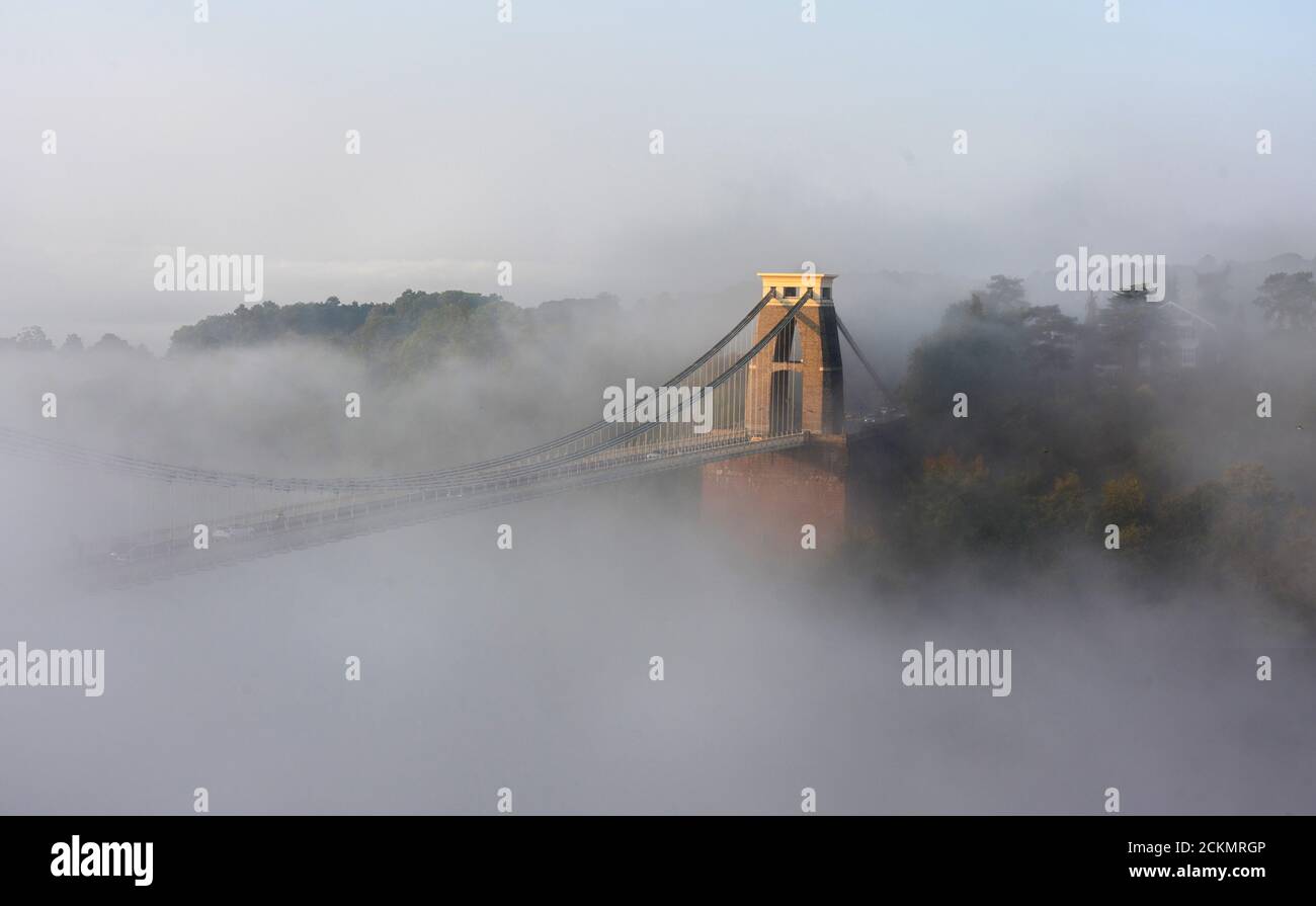 Nuvole di inversione mattutine sul ponte sospeso Clifton a Bristol REGNO UNITO Foto Stock