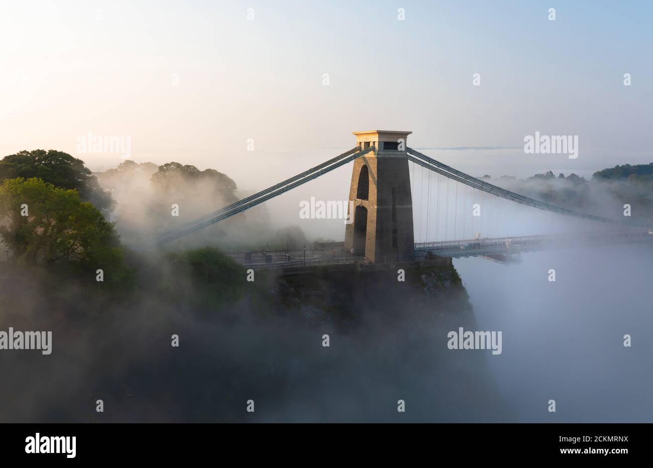 Nuvole di inversione mattutine sul ponte sospeso Clifton a Bristol REGNO UNITO Foto Stock