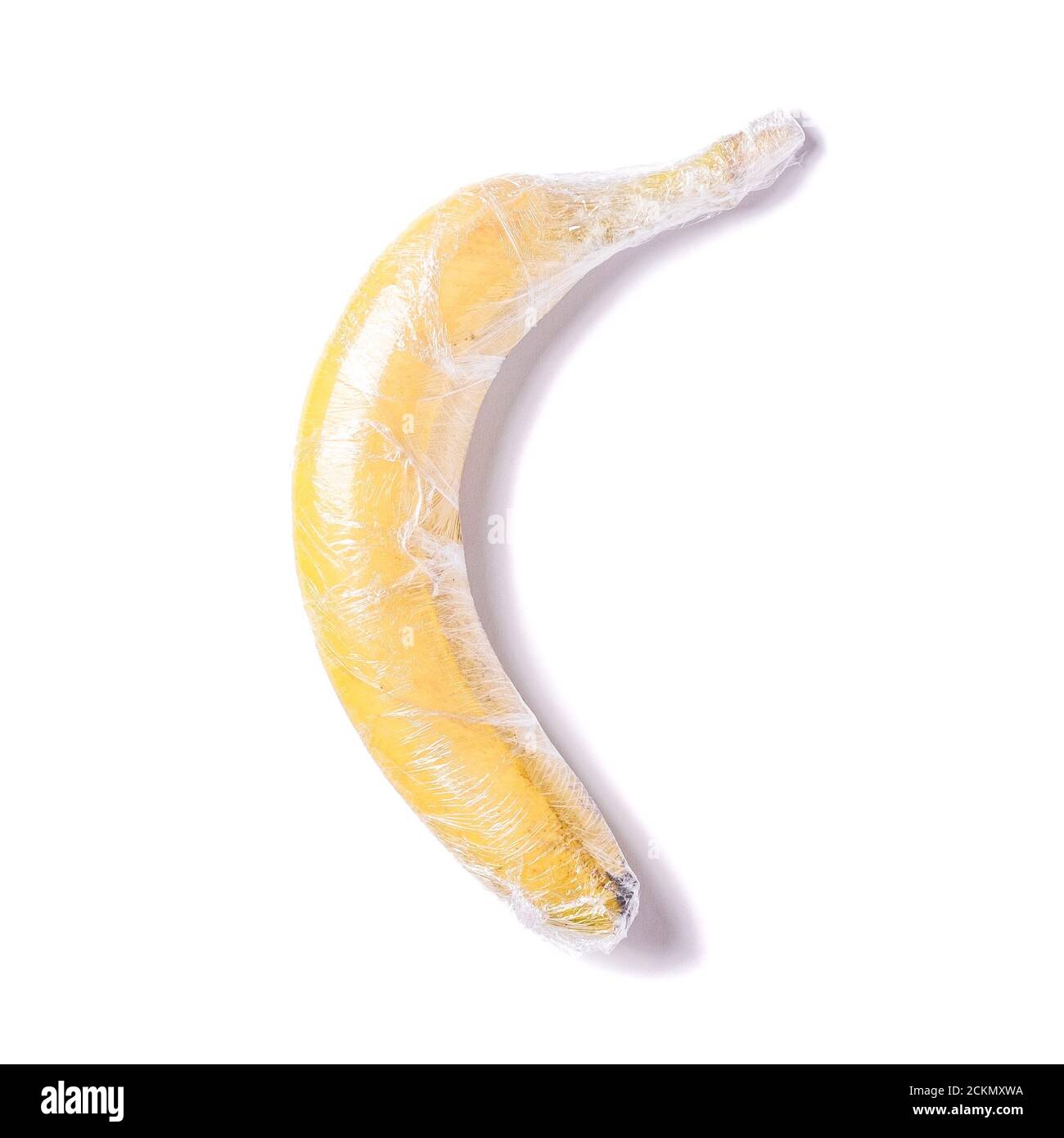 Banana frutta avvolta in plastica stretch wrap isolato, ecologia e ambiente concetto Foto Stock