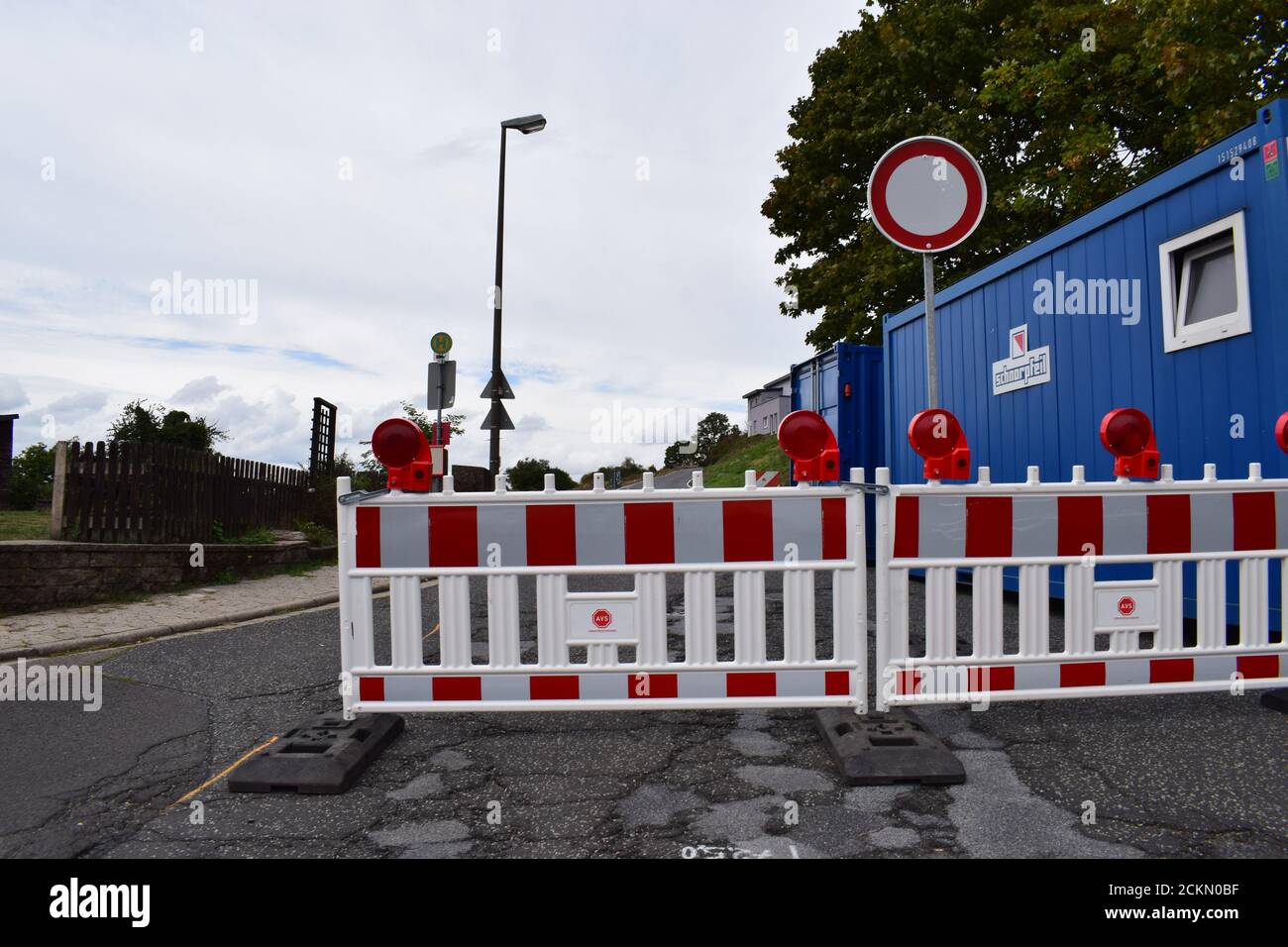 strada bloccata in un villaggio Foto Stock