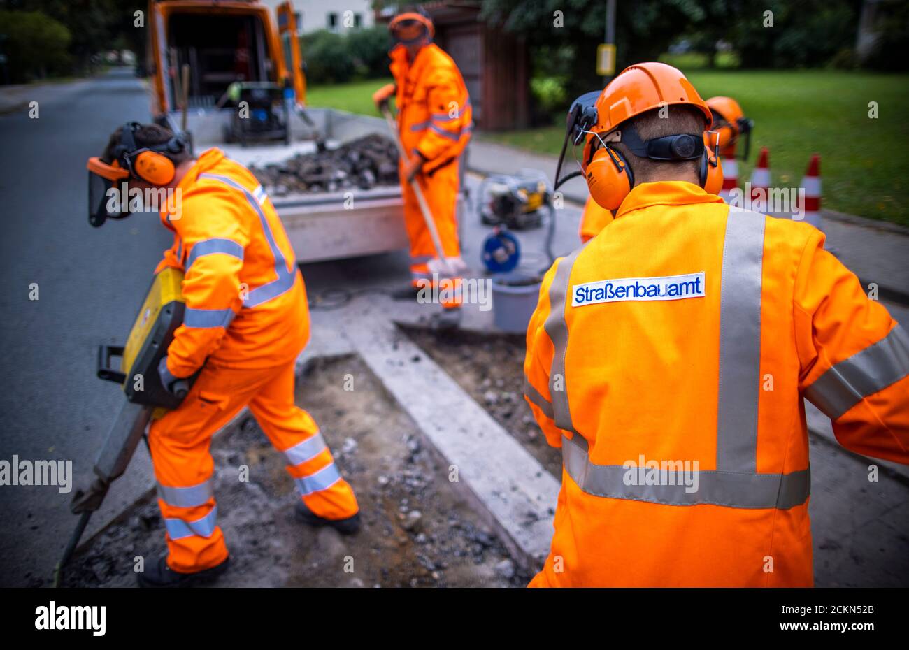 Walkendorf, Germania. 09 settembre 2020. I tirocinanti nel loro secondo anno di formazione rompono la vecchia superficie stradale ad una fermata dell'autobus e preparano il rinnovo della strada. Il futuro personale addetto alla manutenzione stradale del Meclemburgo-Pomerania occidentale viene addestrato presso il deposito di manutenzione stradale di Teterow. Il reparto di manutenzione stradale è responsabile di circa 200 chilometri di strade statali e federali. Credit: Jens Büttner/dpa-Zentralbild/ZB/dpa/Alamy Live News Foto Stock